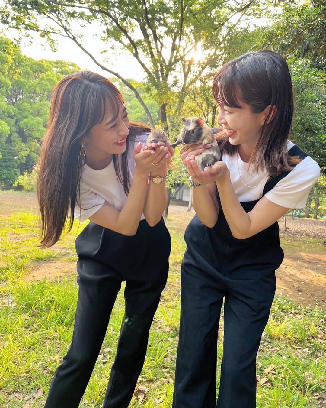 安田美沙子さんのインスタグラム写真 - (安田美沙子Instagram)「思い立って公園へ。。。  ちひろちゃんと🤍  遊ぼって言っててやっと集まれたねっ♥️  ペアルックで嬉しかった☺️✨ まだまだ話し足りないっ！  子供達も、私たちも、アーシングまではいかなくとも、自然に身をおいて、心がリフレッシュできたのでした🌱  お知り合いに偶然会えて、モルモット＆ハリネズミ🦔にも会えた🤍  ママたちにも大事な癒し時間になりました。。。  我が家に連れ帰ったのは。。  な、なんとカマキリの赤ちゃん！  ネットで育て方を調べています！！ 男の子ママの宿命。。。  #park #green #nature #ハリネズミ #モルモット #カマキリ #ペアルック」5月22日 22時28分 - yasuda_misako