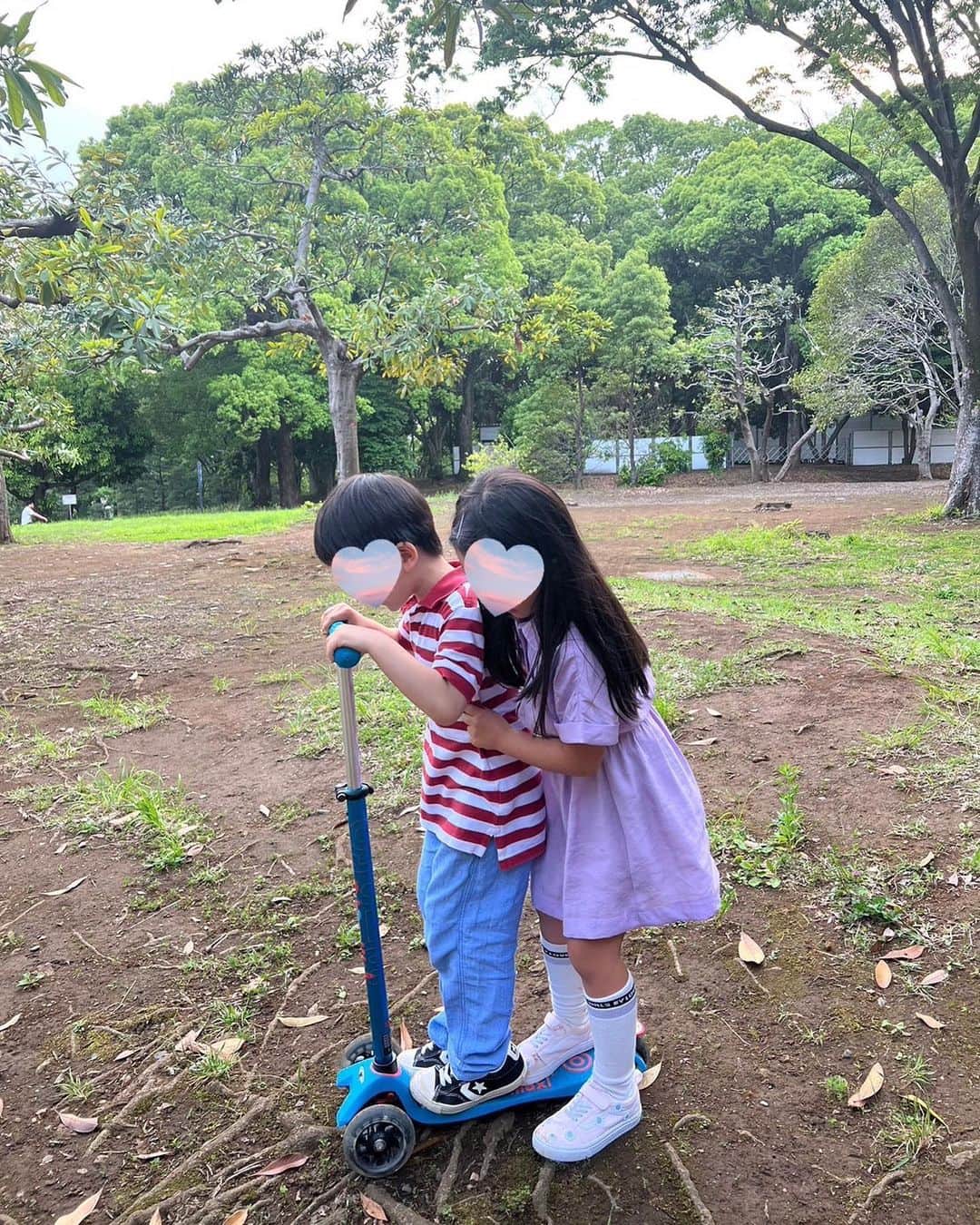 安田美沙子さんのインスタグラム写真 - (安田美沙子Instagram)「思い立って公園へ。。。  ちひろちゃんと🤍  遊ぼって言っててやっと集まれたねっ♥️  ペアルックで嬉しかった☺️✨ まだまだ話し足りないっ！  子供達も、私たちも、アーシングまではいかなくとも、自然に身をおいて、心がリフレッシュできたのでした🌱  お知り合いに偶然会えて、モルモット＆ハリネズミ🦔にも会えた🤍  ママたちにも大事な癒し時間になりました。。。  我が家に連れ帰ったのは。。  な、なんとカマキリの赤ちゃん！  ネットで育て方を調べています！！ 男の子ママの宿命。。。  #park #green #nature #ハリネズミ #モルモット #カマキリ #ペアルック」5月22日 22時28分 - yasuda_misako