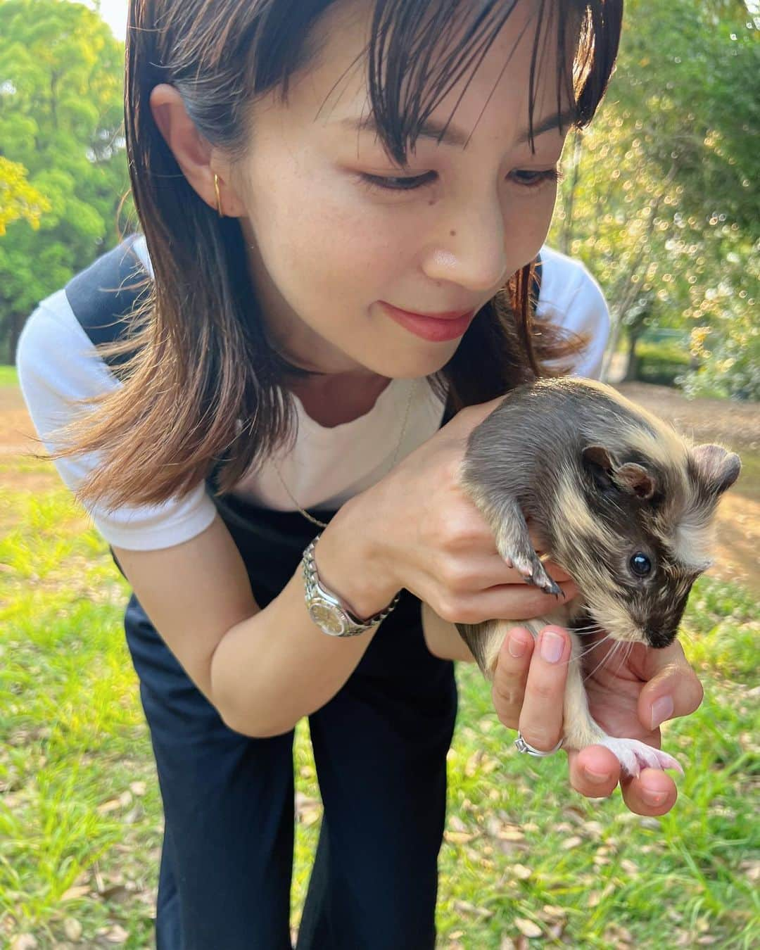 安田美沙子さんのインスタグラム写真 - (安田美沙子Instagram)「思い立って公園へ。。。  ちひろちゃんと🤍  遊ぼって言っててやっと集まれたねっ♥️  ペアルックで嬉しかった☺️✨ まだまだ話し足りないっ！  子供達も、私たちも、アーシングまではいかなくとも、自然に身をおいて、心がリフレッシュできたのでした🌱  お知り合いに偶然会えて、モルモット＆ハリネズミ🦔にも会えた🤍  ママたちにも大事な癒し時間になりました。。。  我が家に連れ帰ったのは。。  な、なんとカマキリの赤ちゃん！  ネットで育て方を調べています！！ 男の子ママの宿命。。。  #park #green #nature #ハリネズミ #モルモット #カマキリ #ペアルック」5月22日 22時28分 - yasuda_misako