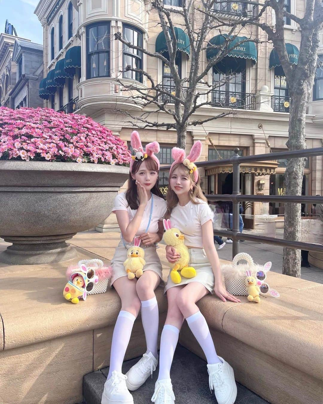 計良日向子（ひなひ）さんのインスタグラム写真 - (計良日向子（ひなひ）Instagram)「. 春ディズニー🐇🐣🌸🎀 . . . 今年はイースターやってないけど 春なのでイースターコーデしたよ💐 春のパークはお花がたくさん咲いてて 写真撮りたいスポットがたくさん🫶 . . . ピンクってテンション上がるから 来年はイースターあるといいなぁ💗 (グッズは全て去年以前のものなので 今は販売されてません😢！) . . . 👗トップス　@epineofficial . 👗スカート　@heather_love_official . . . . #ディズニーシー #ディズニーコーデ #ディズニーカチューシャ #お揃いディズニー #お揃いコーデ #ディズニーイースター #イースター #epine #エピヌ #heather #ヘザー」5月22日 22時28分 - kerahinako1105