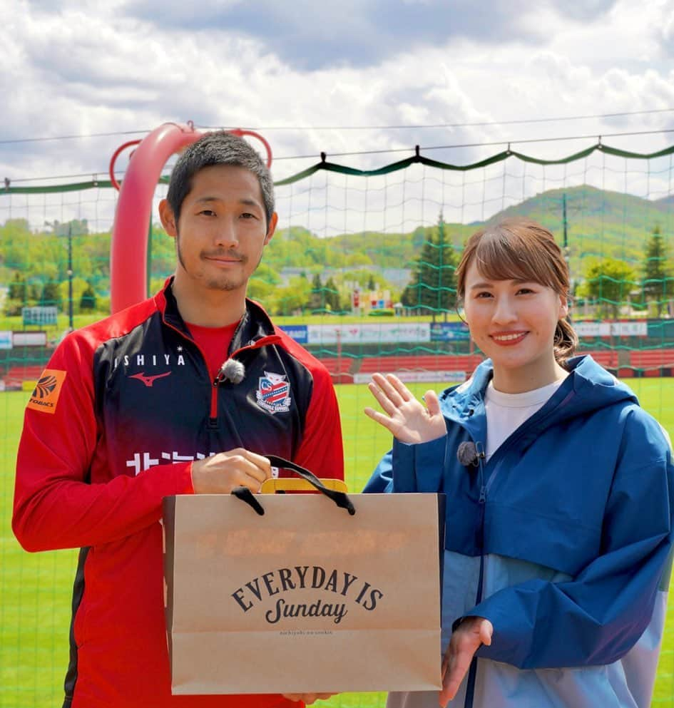 福永裕梨さんのインスタグラム写真 - (福永裕梨Instagram)「あすのイチモニ！火曜どーれSHOW⚽️ ⠀ 北海道コンサドーレ札幌 青木亮太選手のインタビューをお送りします😳✨ ⠀ 大変長らくお待たせいたしました……😢 お待たせしすぎましたが…🙇‍♂️ ⠀ ついに！ついに昨シーズンの約束を果たせました！！！🌟 ⠀  そんな昨シーズンの最後の試合の心境も含めて 怪我の状況や復帰後の目標など いろんな質問に率直に答えてくださいました🙆‍♀️ ⠀ ぜひチェックしていただけると嬉しいです✔︎⚽️  ⠀ #北海道コンサドーレ札幌 #コンサ #青木亮太 選手 #サッカー #⚽️ #スイーツ #昨シーズンの約束 #大変お待たせいたしました！！！ #福永裕梨 #イチモニ！ #アナウンサー #HTB」5月22日 22時20分 - htb_yurifukunaga