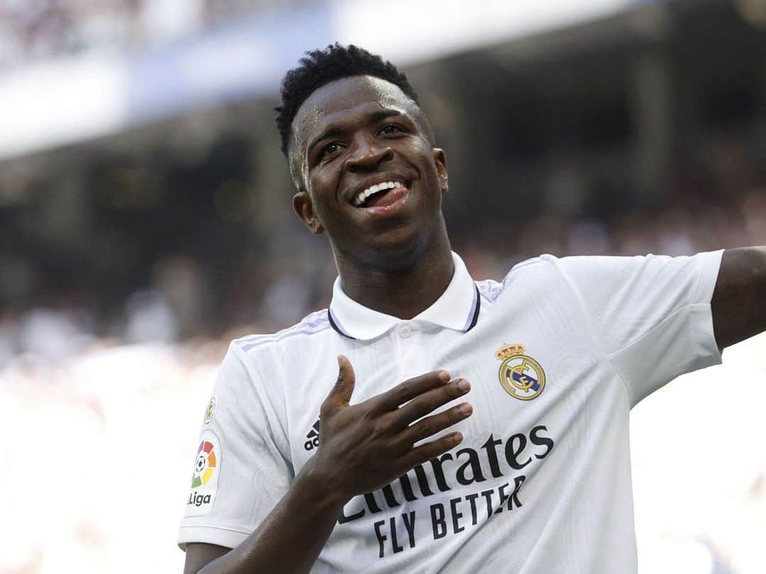 ペレのインスタグラム：「Pelé sempre admirou o Vinicius, pela sua alegria e talento. Nas oportunidades que tiveram de conversar, o Rei adorava o carinho e respeito que nutriram um pelo outro. Neste dia, temos certeza absoluta que o Edson estaria nos pedindo para escrever isso, então assim o faremos. @vinijr, a Pelé Foundation te apoia e admira a sua coragem. Continue sendo uma voz ativa e nunca deixe de sorrir diante das adversidades. O racismo não tem mais espaço no esporte que tanto amamos. .  Pelé always admired Vinicius for his joy and talent. In the opportunities they had to talk, the King loved the affection and respect they had for each other. On this day, we are absolutely certain that Edson would be asking us to write this, so we will do it. @vinijr, the Pelé Foundation supports you and admires your courage. Keep being a vocal advocate and never stop smiling in the face of adversity. Racism no longer has a place in the sport we love so much.」
