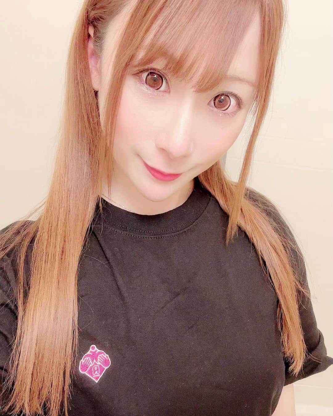 橋本れいかさんのインスタグラム写真 - (橋本れいかInstagram)「レッドドラゴンのロゴTシャツ♡ 通販と、レッドでも買えます！ 他にもいろいろグッズあってレッドで実物も見られるので、ぜひ✨  私はTシャツと、ディフューザーがお気に入り♡  ୨୧┈┈┈┈┈┈┈┈┈┈┈┈┈┈୨୧  Twitter新しくなりました ↪︎ reikasensei1023  よろしくお願いします♡  #橋本れいか #れいか先生 #レッドドラゴン #RedDragon #六本木 #キャバクラ」5月22日 22時22分 - reikasensei.1023