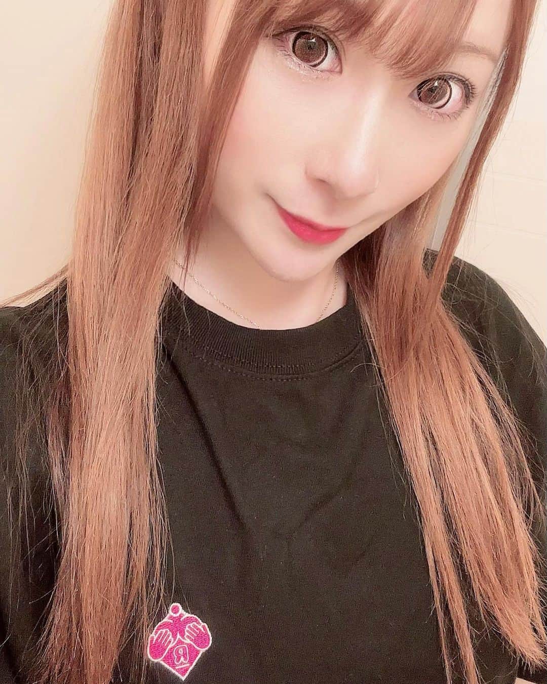 橋本れいかさんのインスタグラム写真 - (橋本れいかInstagram)「レッドドラゴンのロゴTシャツ♡ 通販と、レッドでも買えます！ 他にもいろいろグッズあってレッドで実物も見られるので、ぜひ✨  私はTシャツと、ディフューザーがお気に入り♡  ୨୧┈┈┈┈┈┈┈┈┈┈┈┈┈┈୨୧  Twitter新しくなりました ↪︎ reikasensei1023  よろしくお願いします♡  #橋本れいか #れいか先生 #レッドドラゴン #RedDragon #六本木 #キャバクラ」5月22日 22時22分 - reikasensei.1023