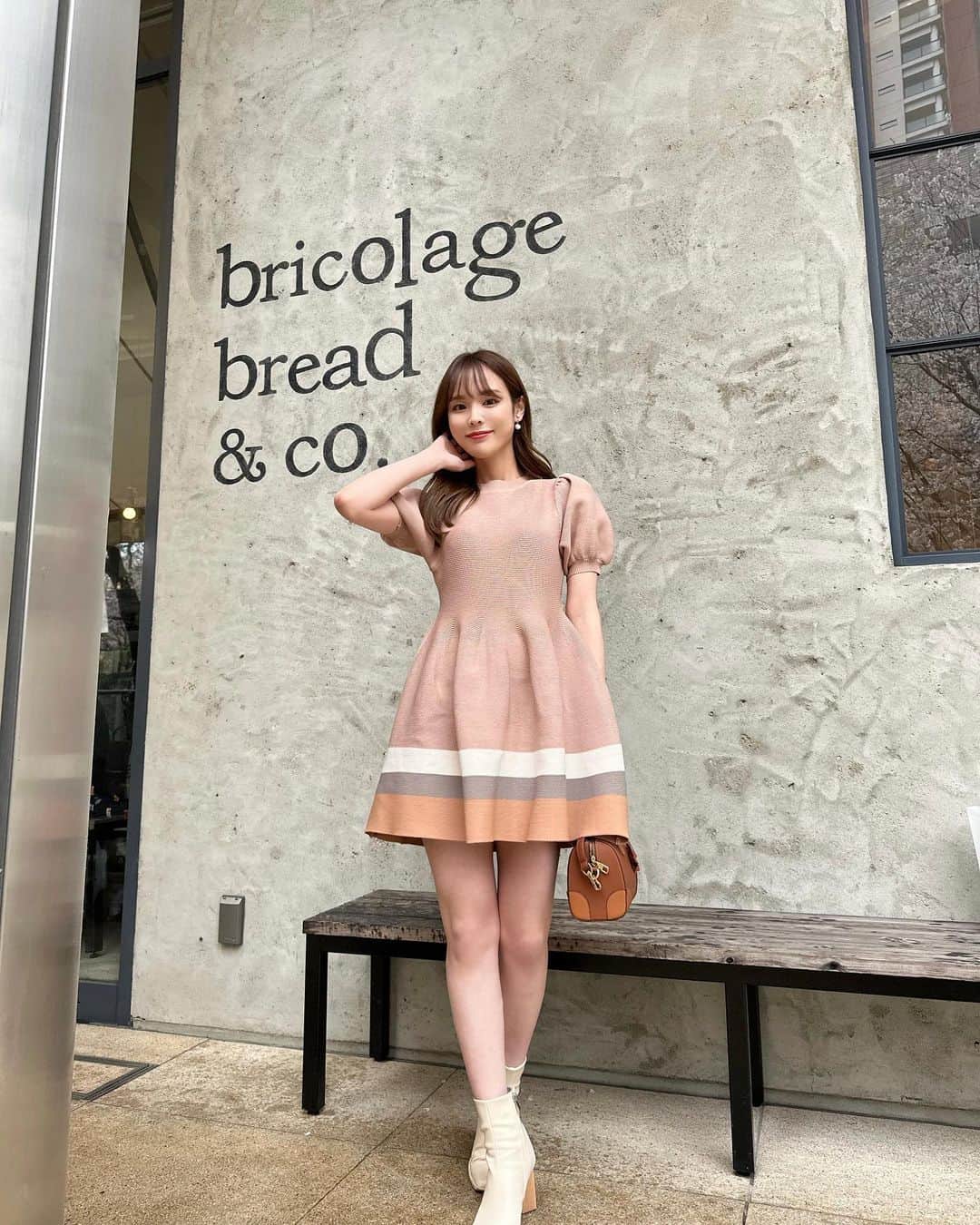 磯田 ひかる(Hikaru Isoda) のインスタグラム：「こんばんは🎀 また1週間はじまりました🪞 もう梅雨みたいなお天気になってきてる...🌧️  アップし忘れてたコーデ❤︎ ボリュームが可愛いワンピース💐 （通称どう森ワンピ）  このカフェのパンが大好きでよく買いに行きます🥖  【着用アイテム】 Dress @grl_official   配色ラインパフスリーブ フレアニットミニワンピース[kz230]  カラー : ピンク サイズ : S  価格 : ¥2,099(税込)  Bag @paris64world  Mini Trésor Caramel ¥52,100   ------------------------------ picaru：162cm / 骨格ウェーブ 1st ブライトスプリング 2nd ブライトサマー  大人可愛いスタイルアップコーデ ヘアメイクを合わせた トータルスタイリングを提案🤍  不定期にストーリーで ファッションお悩み相談募集中🥰 ------------------------------  他の投稿を見る→【@picaruuu】」