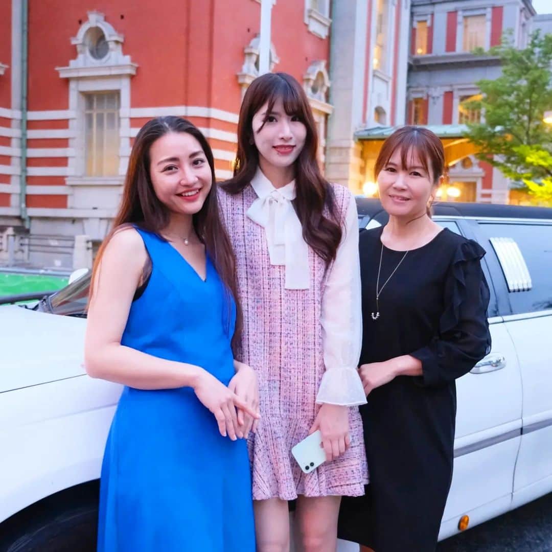 のインスタグラム：「@limousine_party_kansai . . リムジンは#マスターズリムジン　さん😊♥ 一時間のクルージングに撮影とシャンパンがついてました◎ . . ひろみのインスタ見た〜っで予約すると、 1000円オフ♥ 女の子なら8名様くらいまで乗れるみたいだよ😊♥ . . #リムジンレンタル　#リムジン　#女子会　#クルージング　#お誕生日　#記念日　#イベント　#サプライズ #大阪　#大阪観光　#大阪旅行　#osaka #osakajapan #limousine　#limousineservice　#vip #car #fastcar」