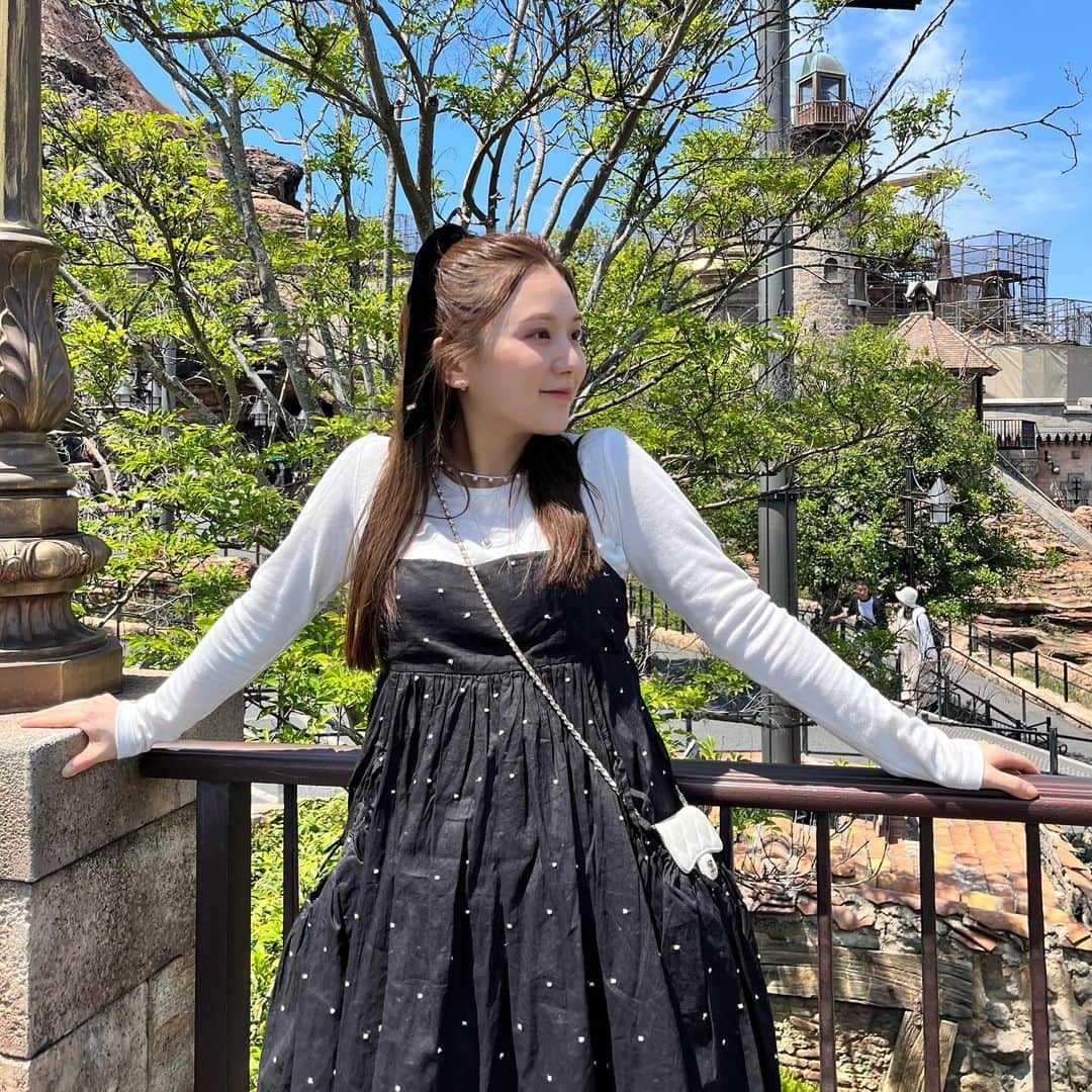 ひよんのインスタグラム：「👗🤍🖤  オンマとディズニー行った時のお洋服🧚🏻‍♀️  ●セットアップ @babylone.official   ●ロンT @grl_official   ●ミニウォレット @chanelofficial   ●スニーカー @newbalance  ●ヘアゴム @coudre___official   さおちゃんとお揃いの服👯‍♀️🩵  #ひよん #ひよん服 #ひよんコーデ #ディズニーコーデ #ディズニーシー」
