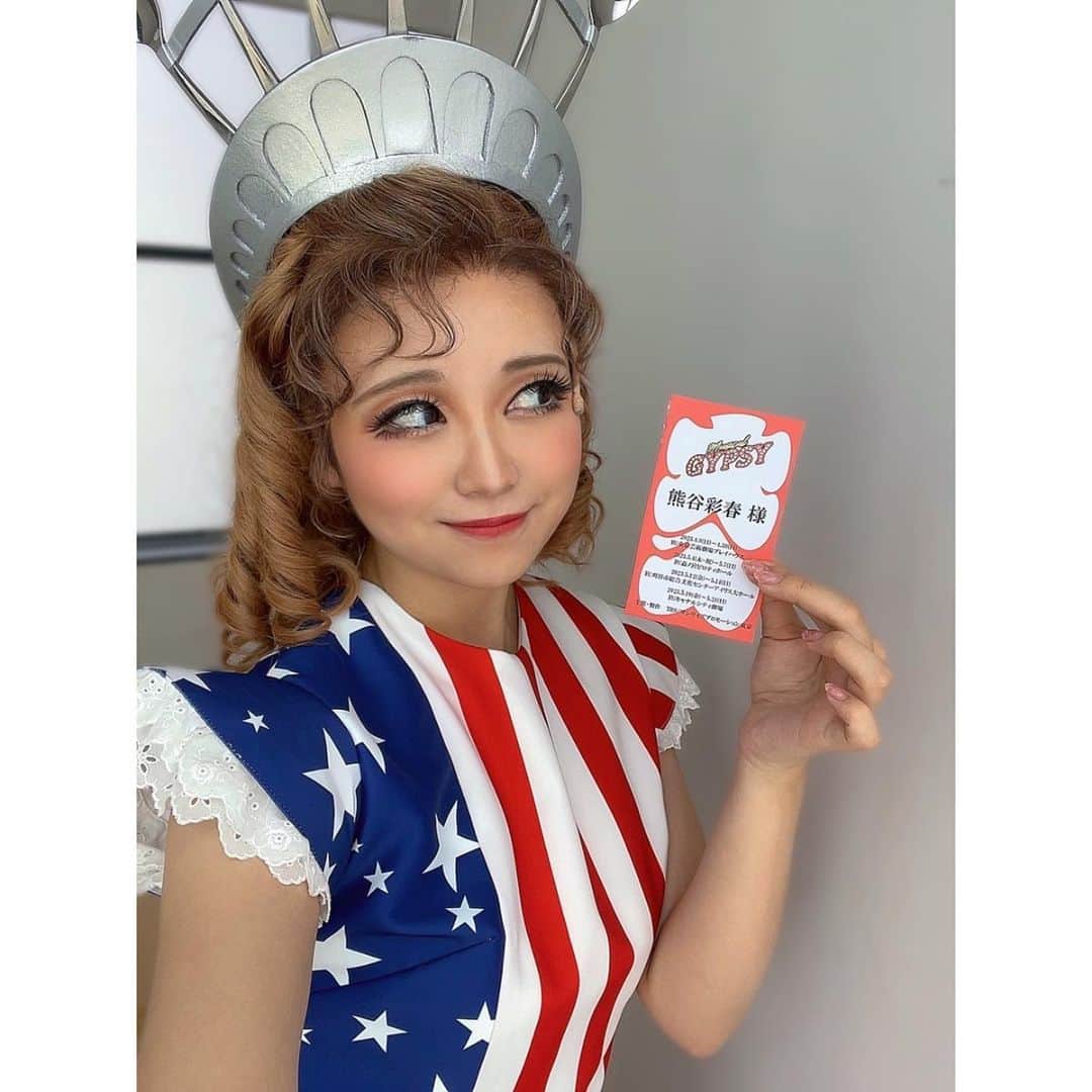 熊谷彩春のインスタグラム：「ミュージカル『GYPSY』 昨日博多にて大千穐楽を迎えました㊗️🌹 　 作品を、カンパニーを、愛してくださった皆様、本当にありがとうございました。 　 ジューンと二人三脚で走り抜けた三ヶ月。 沢山悩み苦しみ、決して楽しいことばかりだけではありませんでしたが、ジューンの底抜けの明るさや聡明さに、私自身とても励まされました。 　 ジューンという役に出逢えて、演じることができて、本当に幸せでした。 　 そして奇しくも64年前の5月21日は、ブロードウェイでGYPSYが開幕した日だそう。 そんな日に大千穐楽を迎えるなんて、ご縁にびっくりしました。 　 GYPSYに出逢えたこと ジューンを生きられたこと 全てに感謝です。 　 なんだか、まだまだ明日も明後日も公演がありそうで、大千穐楽を迎えたという実感がなかなか湧きませんが、、、 しっかりと噛み締めて、次に向かって進んでいきます。 　 ありがとうGYPSY。 ありがとうジューン。 　 #ミュージカル #GYPSY2023 #大千穐楽 #DaintyJune #キャナルシティ劇場 #お世話になったトゥシューズ二足🩰 #このほかにも実はもう一足早替え用のトゥシューズもありました #全38公演 #本当にありがとうございました」
