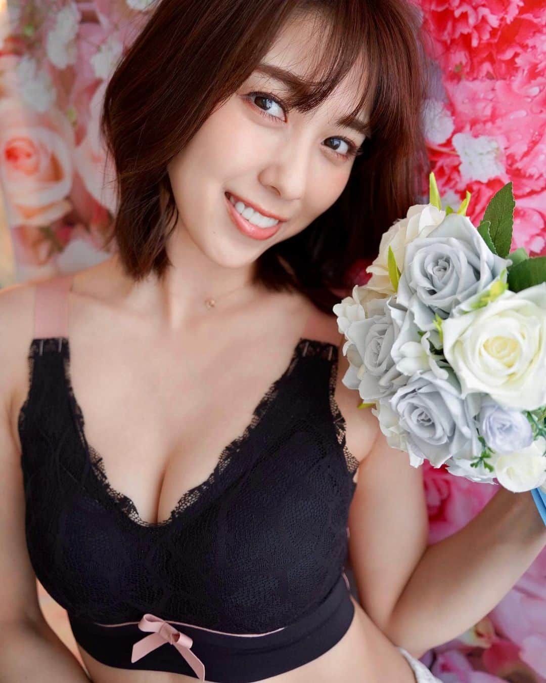 秦瑞穂のインスタグラム：「.  目を瞑ったら一瞬で眠れそう🫠  写真チェックしてたから 肩こりがすごいー マッサージ行きたい😭  そしてまだまだ終わらない😂💥  続きは明日かな🫠  おやすみなさい！  .  #秦瑞穂 #follow #me #followme #japanesegirl #japan #粉我 #偶像 #インスタグラビア #gravure #instagravure#sexy#셀카놀 #被写体 #selfie #lingerie#gn#셀카」