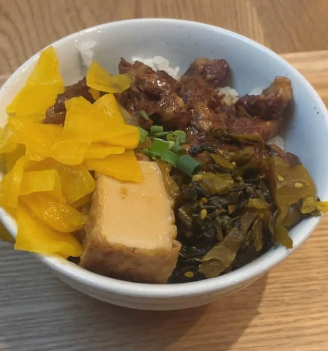 木谷有里さんのインスタグラム写真 - (木谷有里Instagram)「魯肉飯（ルーローハン） 食べたよ😊 台湾で初めて食べてから好きになった♥  #魯肉飯　#ルーローハン #谷中銀座 #台湾茶カフェ狐月庵」5月22日 22時32分 - kitani_yuri