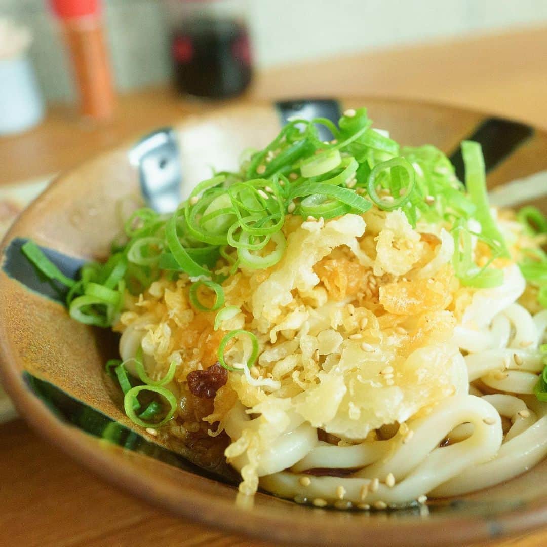 のインスタグラム：「竹清本店にて、讃岐うどん。 はじめて讃岐うどんを食べた。おいしかった。並ぶのも頷けた。   #a7s3  #sel24f14gm  #讃岐うどん」