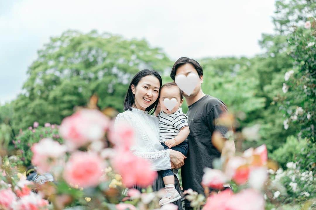 徳重杏奈さんのインスタグラム写真 - (徳重杏奈Instagram)「🌳 初めての外での家族写真😆 ⁡ 元々は4月中旬の撮影予定でしたが 週末の雨で3回リスケになり バラが綺麗な季節になりました。 ⁡ 撮ってくださった @taro_lovegraph さん ありがとうございます。 ⁡ 無料のキッズ撮影会は 毎月毎週末開催されているので まだ撮ってないという方は要チェックです🫧 ⁡ @mamatalk_jp の プロフィールリンクから予約できます🤗🌿」5月22日 22時35分 - anna.tokushige