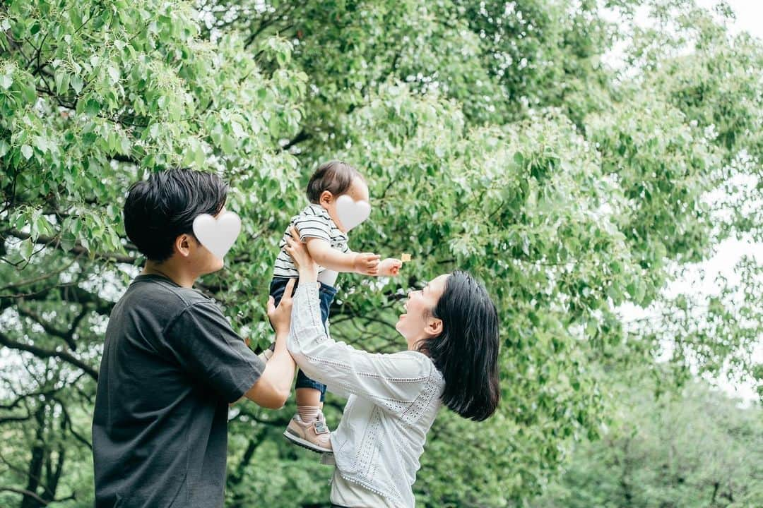 徳重杏奈のインスタグラム：「🌳 初めての外での家族写真😆 ⁡ 元々は4月中旬の撮影予定でしたが 週末の雨で3回リスケになり バラが綺麗な季節になりました。 ⁡ 撮ってくださった @taro_lovegraph さん ありがとうございます。 ⁡ 無料のキッズ撮影会は 毎月毎週末開催されているので まだ撮ってないという方は要チェックです🫧 ⁡ @mamatalk_jp の プロフィールリンクから予約できます🤗🌿」