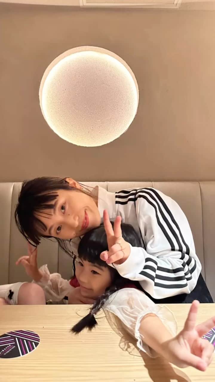 小松美緒のインスタグラム：「今年の母の日のこと💐　 ・　 パパとコトがすごく美味しいご飯を食べに連れて行ってくれました。　 ・　　 母になって、自分のお母さんにももっともっと感謝を伝えないといけないなぁ〜と、　 思う ・　 家族よ、いつもありがとう！！！」