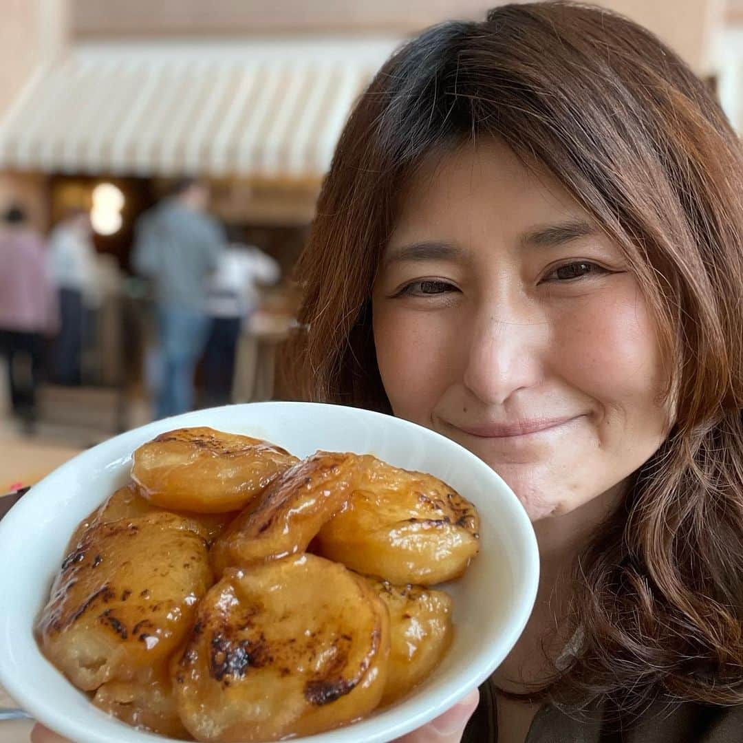 アンジェラ佐藤さんのインスタグラム写真 - (アンジェラ佐藤Instagram)「ココ最近お邪魔した食べ放題なーり！  1枚目〜 同じ事務所の芸人仲間とお邪魔した“海鮮居酒屋かりーな” ラジオパーソナリティの阿野洋介さんに、私と同期のちゃぼさん、そしてアーティストの金子智也さん！ 海鮮問屋が経営してるお店だけあって、お刺身が激ウマ！(勿論食べ放題✨) 美味しい料理で盛り上がり、なまら楽しかった〜( *´艸`)  4枚目〜 シャトレーゼガトーキングダムサッポロ、レストランヴィーニュの土日祝日限定ランチブッフェ！ ローストポークと道産じゃがいものバターソテーブルーベリーソース！ブルーベリーのさっぱりしたソース美味しい(*´～｀*)ŧ‹"ŧ‹"ŧ‹" 超絶トロットロの道産牛すじ肉が入ったカレーおかわりしまくり。。。🍛 ちなみにここの 道産いももちのソテー みたらし風が大好物であると狂喜乱舞しちゃう！ いももち好きなら要チェックですぞー！🥔  7枚目〜 GAjAすすきの店！ 美味しい焼肉はもちろん、仙台牛上カルビ寿司や明太海老マヨなどサイドメニューも色々食べ放題〜！！ ラインナップにサーモンユッケや、桜肉ユッケもあるの嬉し過ぎる✨✨✨ なんとGAJAさん、デザートブッフェコーナーがあって色んなケーキが食べ放題！スイーツ女子にはたまらない〜> ·̫ <  食べ放題天国札幌✨✨✨ 皆さんも是非チェックしてみてくださいね〜(*ˊᗜˋ)  ＃札幌食べ放題 ＃海鮮居酒屋かりーな ＃シャトレーゼガトーキングダムサッポロ ＃GAJAすすきの ＃いつもたくさん食べさせていただきありがとうございます #北海道吃到飽 #北海道好吃 #ヒンナヒンナ」5月22日 22時39分 - angela_satou