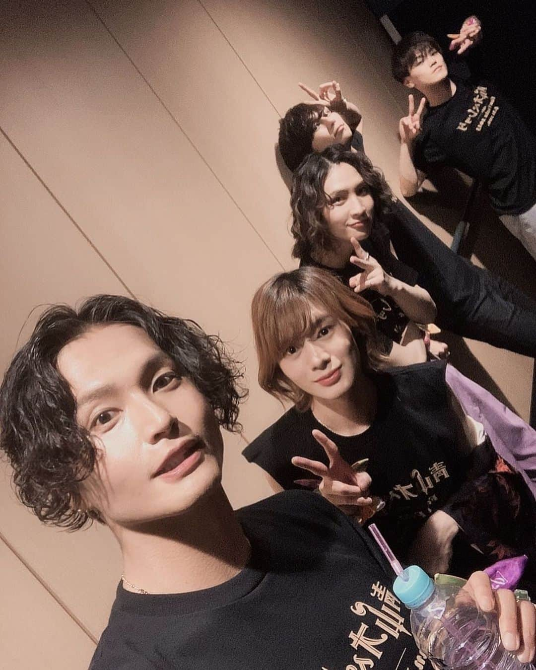 友常勇気さんのインスタグラム写真 - (友常勇気Instagram)「Thank you for coming yesterday🥳🎉 改めまして、 青山オペレッタ ファンフェスタ2023 ご来場頂き誠にありがとうございました😭 初の有観客でのイベント❕本当にこの時を心待ちにしてました😆🎉 コロナ中から始まった青山オペレッタ… 本当に、込み上げて来るものがあります。応援してくれているソーレのみんなには心から感謝です。 今後とも、青山オペレッタを何卒宜しくお願いします☺️❤️❤️❤️ 今日はラジオペ収録行ってきました😁👍6月1日放送なので、是非聴いてね🤩 沢山イベントについて語ってきた😁✨✨ #青山オペレッタ #青オペ #ラジオペ #ラジオ #イベント #ご来場ありがとうございました  #感謝 #友常勇気 #長江崚行  #中山優貴 #大隅勇太 #大平峻也  #輝山立  #設楽銀河 #フクシノブキ #岸洋佑 #堀海登  #利根健太朗  #小林竜之  p.s 写真沢山撮ったのでまた載せます🥳」5月22日 22時40分 - yuki_tomotsune