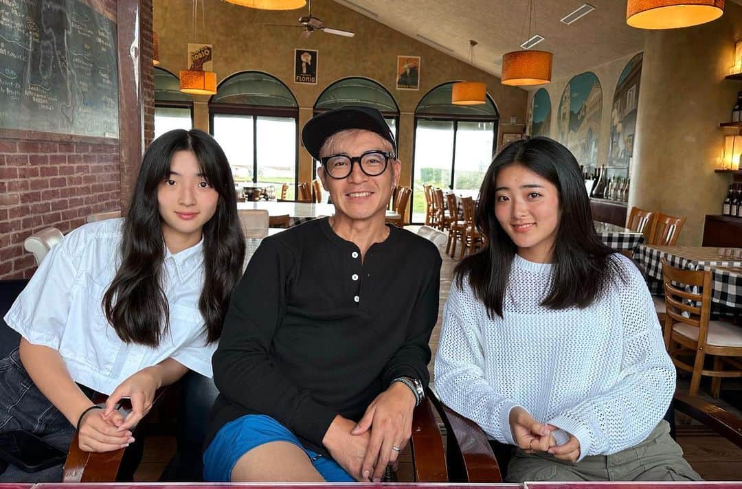 つるの剛士のインスタグラム：「— 父ハーレム。  6月末には1年ぶりに次女が帰国予定。 楽しみだ♪  昨晩飲みすぎまして。。🍷  #長女三女 @il.chianti.beache  #つるの一家  いつの間にInstagram復旧してる」
