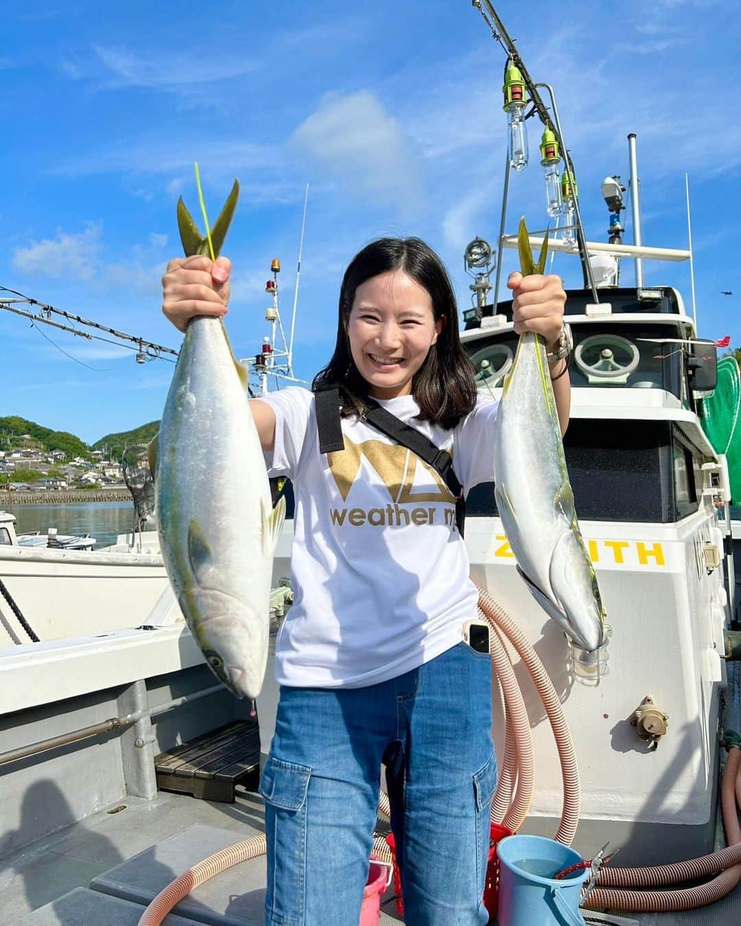 平地真菜さんのインスタグラム写真 - (平地真菜Instagram)「【釣り🎣】 土曜日はイサキ狙いで釣りに出かけました✨  でもイサキって難しいーーー！ ぶるるんバタバタ って当たった感覚があるのに 巻いていくと反応がなくなる！ バレやすいって聞いてたけどこういうことか 2回はバラしたーー🥺  お昼になって周りでイサキが当たりはじめたので気合い入れてしゃくったら良い当たりが！  今度こそ！ 絶対逃さんぞーー！ とドラグを緩めで巻いていく しかし巻けない  巻けないからドラグをしめるとめっちゃ引く！ イサキってこんなに引くのかな？ って思ってたらヤズでした😂  まだ釣ったことがないからイサキの引きはよくわからないんです🐟  その後も周りでイサキが釣れる中、当たりがあったのでイサキだろうと思って待ってたらヤズだった😂（2匹目）  このヤズがまた元気で 船の下から反対側に行ってしまって…  初めて船の上を回りました  そんな時に素早く場所を譲ってくださった 釣り人の皆さんが優しかった🥺  しかし師匠曰く、もっと早くあげられるとの事だったので次の釣行に向けて筋トレしようと思います💪😂  本命のイサキはなぜか釣れなかったけど 脂ののったヤズが2匹、オニカサゴ アヤメカサゴ、最後にタイが釣れたので 大・満・足です🐟  でも 次はイサキも釣れたら嬉しゅうございます  あー、楽しかったー🤭 #釣り #釣り女子 #ライトジギング #長崎釣り #船釣り  @kaion_kayaki  いつもお世話になるのは海音です！ @rilorilo.fishing  師匠\( ˆoˆ )/ ヤズとオオモンハタは 物々交換してもらいました 師匠はイサキ釣ってた 違いはなんだったんだろう😂」5月22日 22時43分 - mana_hirachi