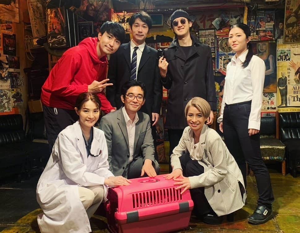 真崎ゆかさんのインスタグラム写真 - (真崎ゆかInstagram)「トリガーライン番外公演Vol.4「NO BORDERS」 昨日で無事全公演終演いたしました。 ご来場くださった皆様、ありがとうございました☺️  限られた空間や条件の中でも、様々な面白いモノを生み出すことができるんですよね。 BAR GARIGARIに来ると、いつもそれを強く感じずにはいられません。 そんなガリガリの雰囲気に後押しされるように、小屋入りしてからの私たちのテンションもパッションもだいぶ上がった感じ💃🕺 緊張感は常にありつつも、毎回楽しみながらあの場に立つことができました。  トリガーラインの林田一高さんをはじめとし、共演者の皆さんやサポートしてくださっていた皆さん、BAR GARIGARIのマスターのトミさん… もう感謝ばかりでございます。 みんな優しさ溢れる素敵な方たちばかりで、今回の出会いに改めて感謝しております。 (特に男子陣のが優しくて物腰が柔らかく、女子の方が逞しかったかも…笑)  芝居や作品作りにおいて学びもあり、また一つ…ほんの小さなことかもしれませんが、それでも自分にとっては大きな糧となったと思います。  次はいつになるかわかりませんが、また何か決まったら報告します☺️ また元気に会いましょう😊💓  ※私の演じていた山根さん…すごく熱意があって、正義感もあって、真っ直ぐで、勇敢で、とても好きでした。  #トリガーライン #NOBORDERS #無事終演 #舞台 #芝居 #公演 #BARGARIGARI #BAR公演 #終演後ってやっぱり寂しくなる #円陣は #林修先生 #やるならやらねば」5月22日 22時43分 - masakiyuka