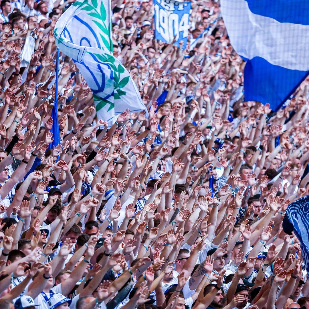 シャルケ04のインスタグラム：「Hand hoch, wer der Überzeugung ist: #WirBleiben! ✋🏽  . . #MondayMotivation #Schalke #S04 #WirBleiben #Football #Soccer #Fußball #Futbol #Knappen #🔵⚪️」