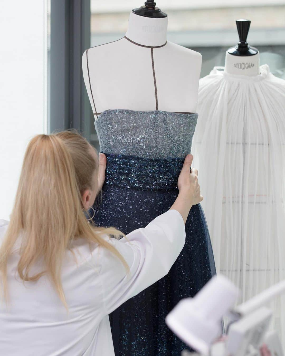 ナタリー・ポートマンさんのインスタグラム写真 - (ナタリー・ポートマンInstagram)「Thank you @mariagraziachiuri and the entire Atelier for bringing this embroidered tulle gown to life, an ode to one of Monsieur Dior's favorite hues. Swipe for an inside look… #DiorCannes #Cannes2023 @diorbeauty @dior @festivaldecannes #ad   Dress @dior  Hair @mararoszak  Makeup @miwookim @diorbeauty  Styling #RyanHastings Jewelry @chopard」5月22日 22時55分 - natalieportman