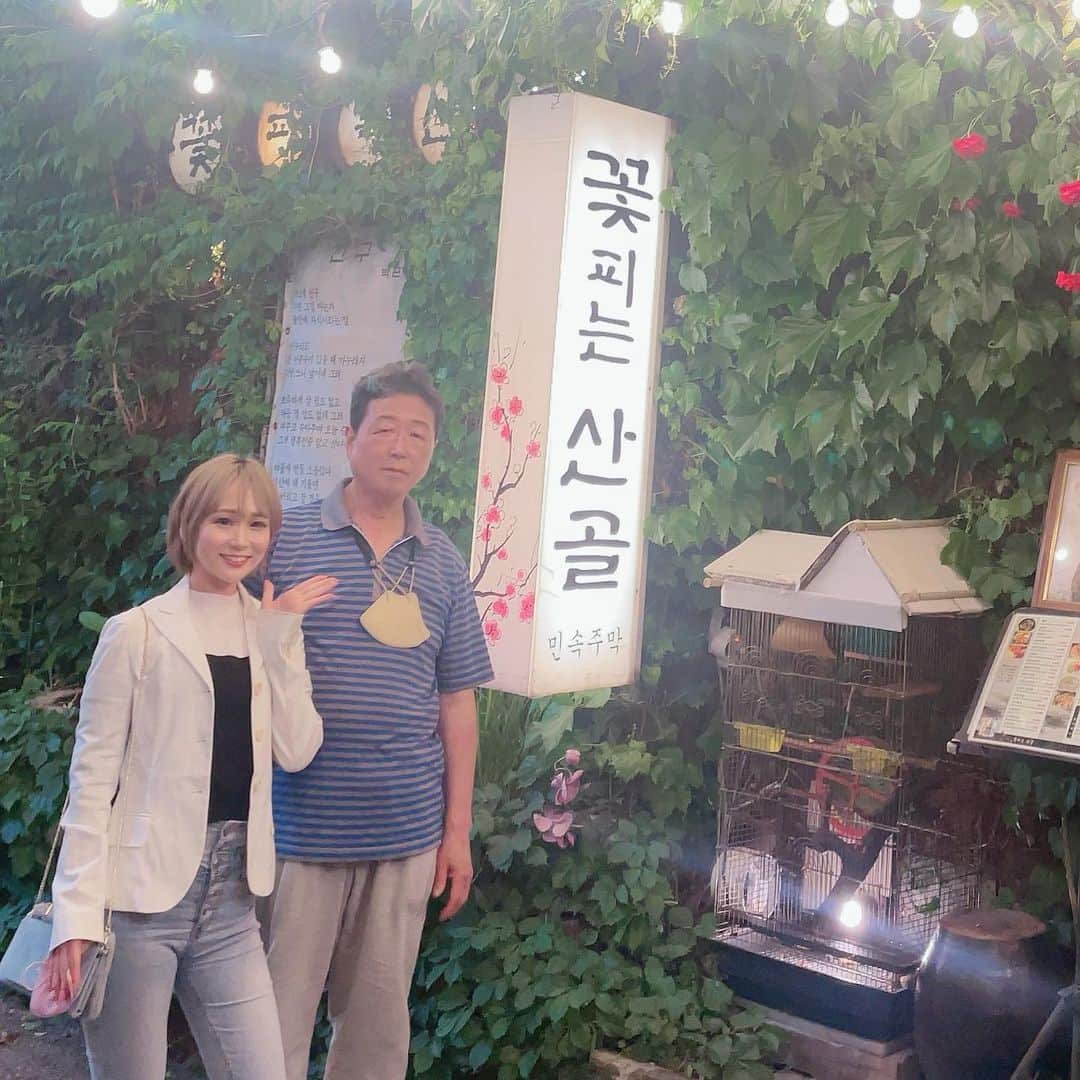 Arisa Nanaseさんのインスタグラム写真 - (Arisa NanaseInstagram)「韓国ついての最初のご飯はこちら💁‍♀️ソウル駅から二駅にある꽃피는 산골へ行ったよ😊✨ @bloom_pub  写真はそこのオーナーと🇰🇷 昔の家をお店にしてて雰囲気も韓国を楽しめる感じだし、何より料理が美味しかった！チヂミは、セリチヂミとじゃがいものチヂミをいただいたけど、日本では食べたことないから良かった😍 野菜たくさんとれて健康的だし、どんぐりがもちみたいになってる辛い料理も美味しかった❤️ 韓国でしか食べれないようなものが食べれるしお酒も美味しいのでお勧めです💁‍♀️✨韓国の旅、これからまたアップしていくよー！ #韓国旅行　#韓国料理　#韓国料理屋 #ソウル　#明洞　#仁寺洞　#韓国グルメ　#チヂミ　#soul #koreanfood #traveler #ユーチューバー」5月22日 22時54分 - arisa.nanase