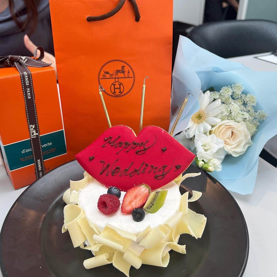 待鳥志織さんのインスタグラム写真 - (待鳥志織Instagram)「ランチもプレゼントもお花も サプライズのケーキも ほんっっつとうに嬉しかった🥹💓 沢山悩んでくれてたみたいで愛が伝わったよ~ これからもよろしくね✨ またいづのすけとの写真は別で載せよっと♡ @lzumidayo」5月22日 22時47分 - __.shiori_
