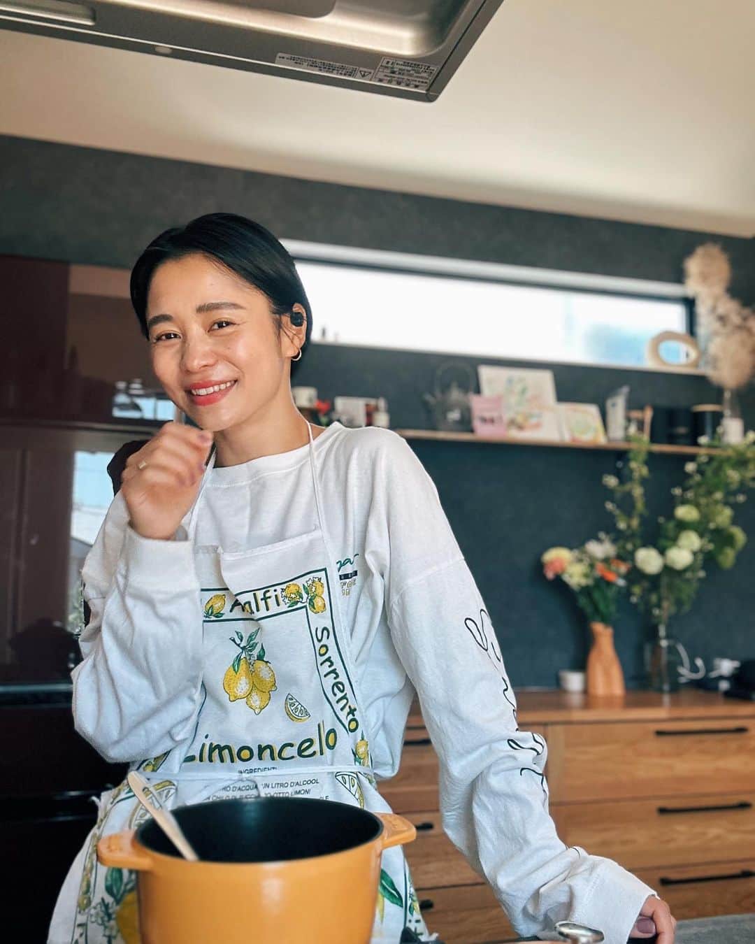 忍舞のインスタグラム：「普段ご飯作り中は息子はテレビで好きなのみて、私は料理しながら音楽聴いたり、スマホで推しみてたりすると 息子からのお話が聞こえないから片耳だけイヤホンしてたんだけど なんか片方だと聞こえにくくて🥲  でも両耳だとかなり音量下げないと息子の急な話しかけに聞こえないし  どーにかならんかなーと思ってたら めちゃいいイヤホンみつけた✨  耳をふさがないイヤホン✨ だから会話も聞こえるし、音楽もきける！！！！ 半信半疑で最初つけてみたけど どっちも聞こえる！！！  だから音楽が漏れまくるのかなーと 耳から外してみたけど 漏れてない😳  NTTの新技術が搭載された世界初のPSZ機能が搭載されてるんだって‼️  しかも私は耳を塞ぐのがなんかくすぐったくてちょいちょい外してしまう癖があるんだけど これはくすぐったくなかったww  電車も次の停車駅聞こえるからそれもよかった！  愛用しまくってますww  #nwm #ヌーム #ながら聴き #pr」