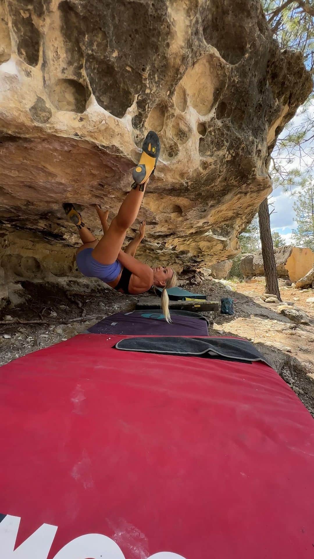 シエラ・ブレア・コイルのインスタグラム：「Super Roof, V5 Priest Draw, AZ  Made it out to the legendary Super Roof yesterday. This is one of the coolest boulders I’ve ever climbed 🌟 🌟 🌟 🌟 🌟 🌟   *For anyone who cares…I’ve done the boulder with and without the skirt at the start. This video just looked the best 😎   🎥: @b_enix_   @moonclimbing │ @moonclimbingwomen │ @myclimbapp │ @oncruxofficial │ @perfecthydration」