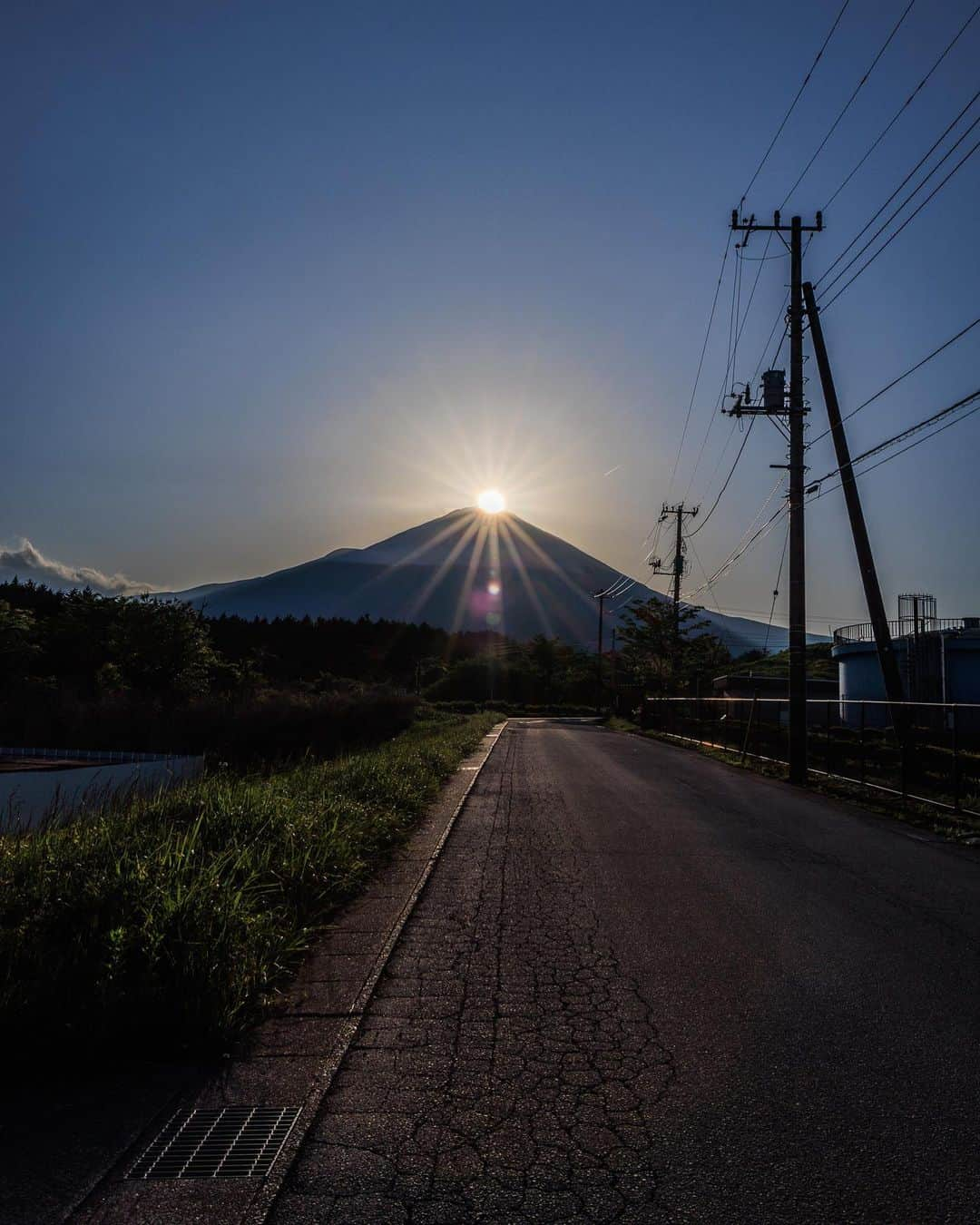 SHOCK EYEさんのインスタグラム写真 - (SHOCK EYEInstagram)「御殿場に行った帰り道、、、 空を見上げたら沈む太陽が富士の山頂に向かって降りていく、、 もしかしたら、ダイヤモンド富士になるかも✨  必死に追いかけて、 その軌跡の先を辿り、 見つけた場所へ、急いで三脚を立ててシャッターを切った。  わ！！すげー！ やったあ！ ダイヤモンド富士だ。  誰もいなくて、ここには自分1人、、、 眩しくも神々しい光が僕を照らす✨ はぁ、、こんな贅沢な時間はないよな。  思えば、 特別な場所でもなんでもなくても、 こうして奇跡の瞬間は日々おとずれてる。 僕らが気づいてないだけで、 最高の瞬間はほんの近くで、おとずれているかもしれないんだと、そう考えたらなんだかとても嬉しくなったよ。  Life is beautiful ✨  ありがたい🙏  #富士山 #ダイヤモンド富士 #mtfuji #fujisan」5月22日 22時48分 - shockeye_official