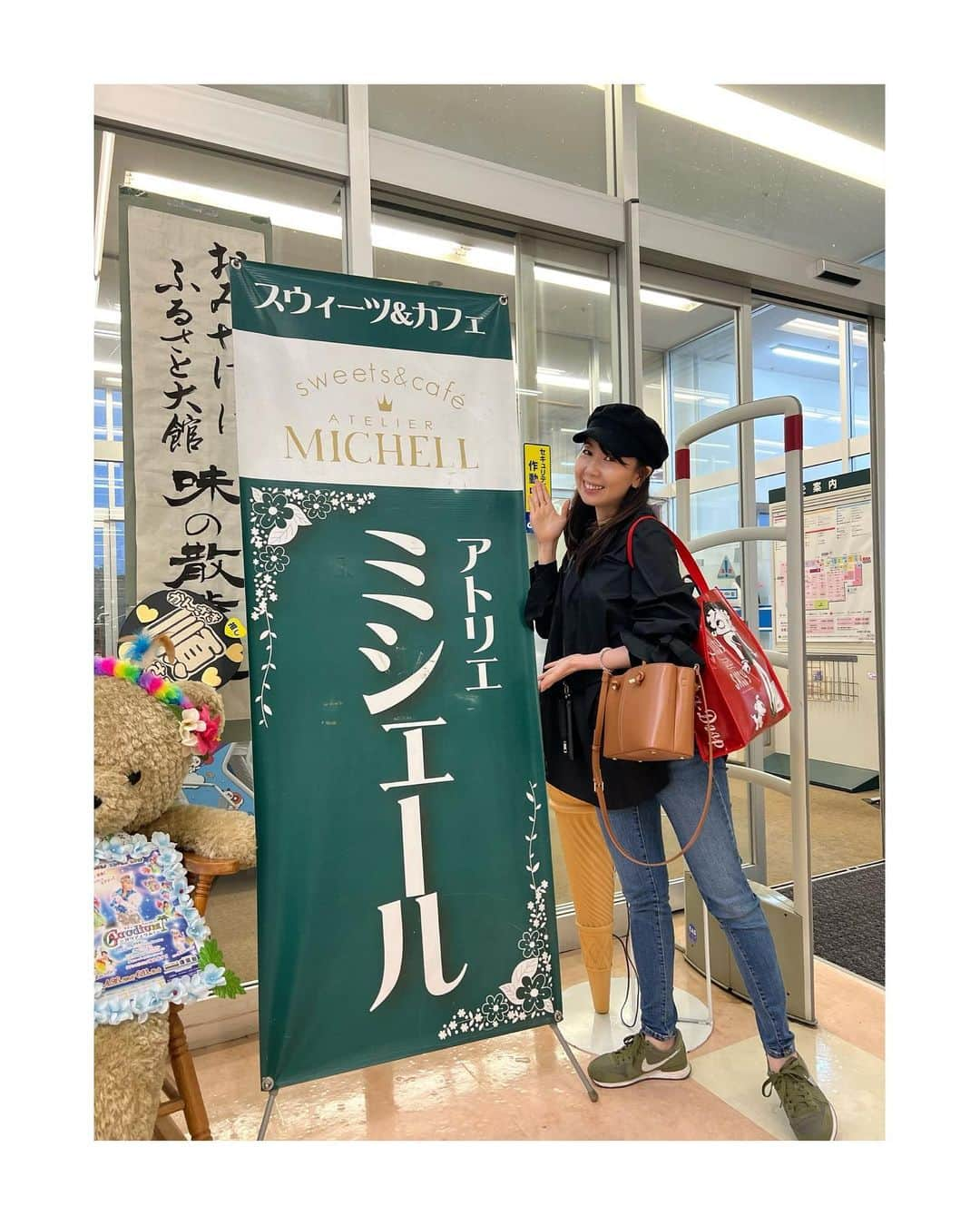 村井麻友美さんのインスタグラム写真 - (村井麻友美Instagram)「終演後、大館にお買い物に！ 神崎順さんや10caratsが行っている【アトリエ ミシェール】さん発見！！  これは入るしかない！！ 注射器ソフトを頂いて来ました♪ 注射器の中身は生キャラメルソース。 他にも色々な味がありました〜！！  次はどんな味にしようかなぁ？  昨年も素敵なケーキを作って下さったミシェールさん。 ありがとうございます♡ ＊ ＊ ＊ #ミシェール #大館 #秋田  #イオンスーパーセンター #スウィーツ #ケーキ屋さん  #cafe  #注射器ソフト  #ソフトクリーム #キャラメル  #fabulousrevueboys  #村井麻友美」5月22日 22時49分 - mayumi_murai817