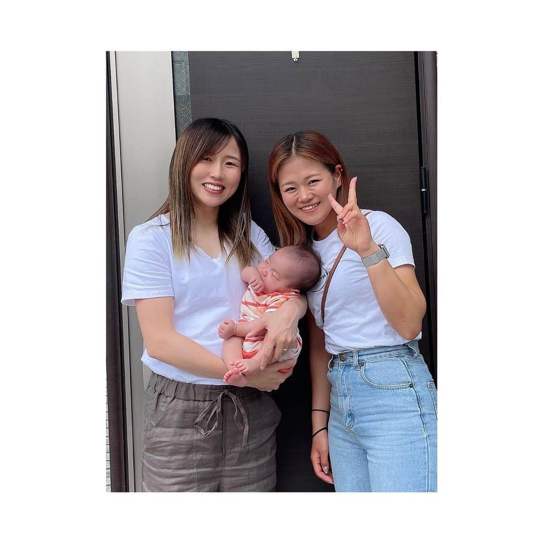 八坂芽依のインスタグラム：「初めまして京香ちゃん👶🏼👋🏾❤️ 叔母ぐらいの存在の京香ちゃん わざわざ大宮から1時間かけてベビちゃんに会いにきてくれてありがとう😊 今度は復帰して試合に出てるのをみに行くぞーぅ🧡🧡🧡 がんばれ〜京香ちゃん⚽️ #幼馴染 #大宮アルディージャventus  #エース #五嶋京香」