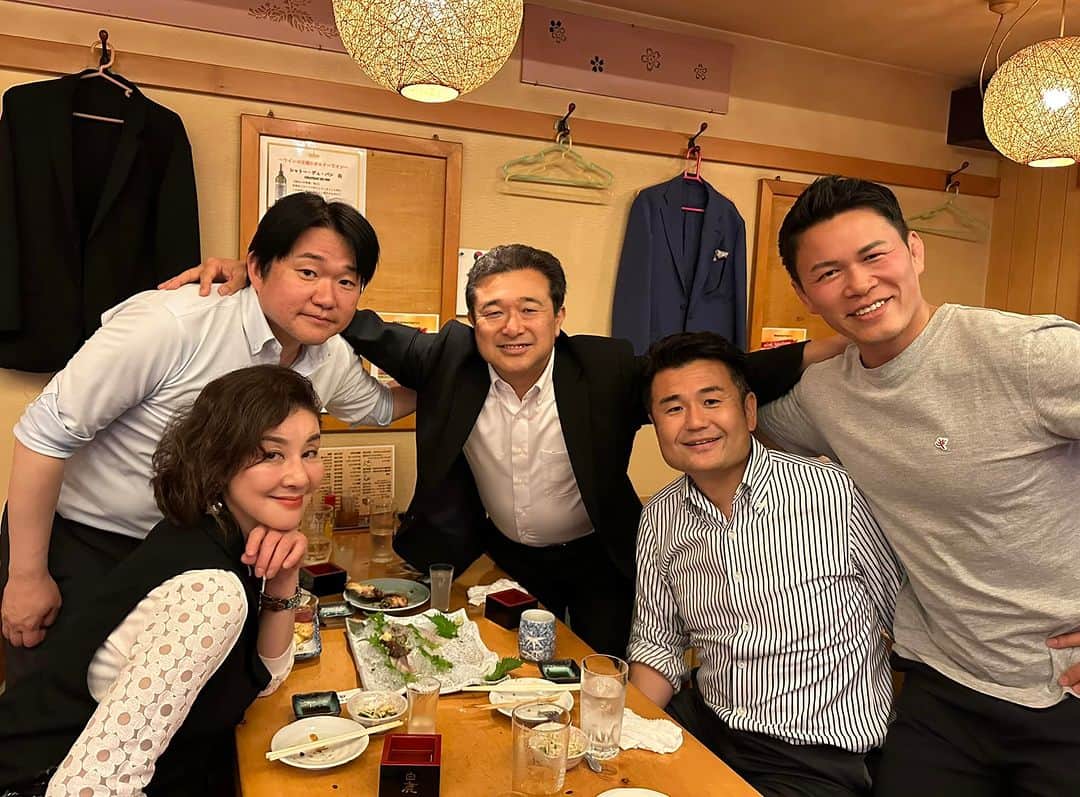 須藤元気さんのインスタグラム写真 - (須藤元気Instagram)「僕の実家の居酒屋「磯幸」に超党派の先生たち来てくれました。党を超えて意見を交わし、腹を割って話せて感謝です。明るい未来を作っていけるように頑張ります。」5月22日 22時50分 - sudogenki