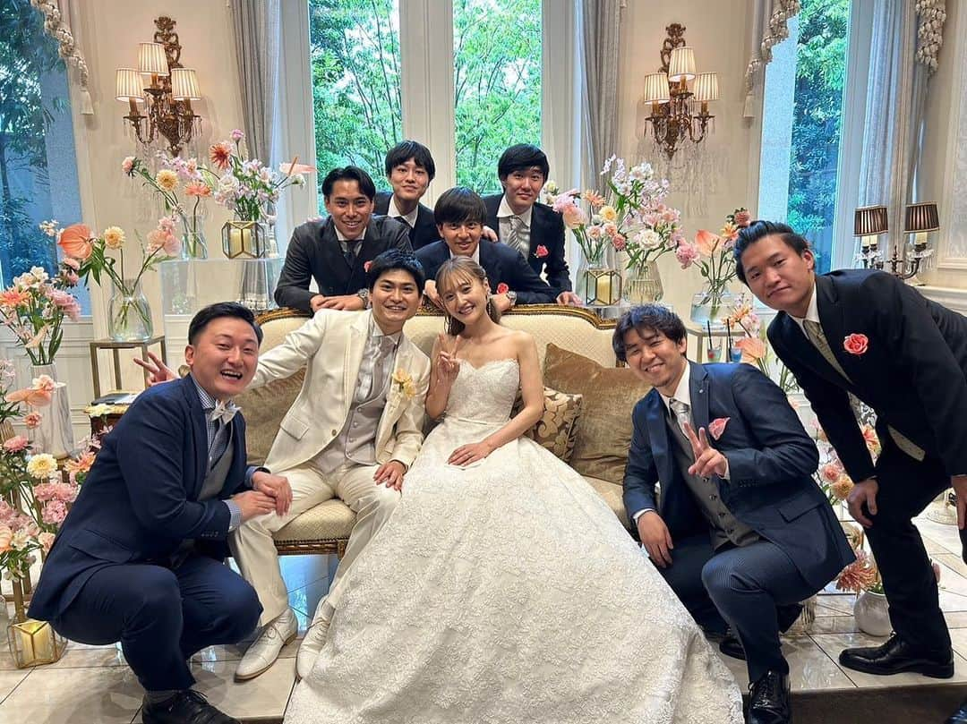 宮澤奎太のインスタグラム：「きのう、中学からの友人の結婚式に出席してきました！  お互い暮らすところが遠く離れた今も、こうして呼んでくれたこと、帰り道にいる今も感謝で胸がいっぱいです。  そして、式の余興では司会も任せてくれて、 同級生のみんなの前で、 いつも熊本でしているように楽しく喋ることができて、 お祝いをしにいったつもりが、自分が活力をもらった気がする…  さあ明日からまた頑張ります！！！  #まさかのブーケキャッチ宮澤 #友人の結婚式 #新郎は中高大ずっと一緒 #おめでとう #kkt #アナウンサー #宮澤奎太」