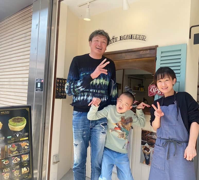 佐野優子のインスタグラム：「. ちょっと前、 愉快な子が遊びに来てくれました😊 . もっと大きくなぁ〜れ🥛✨ . 枩田さん家族ありがとう‼︎ . . #バレーボール  #長身男子」