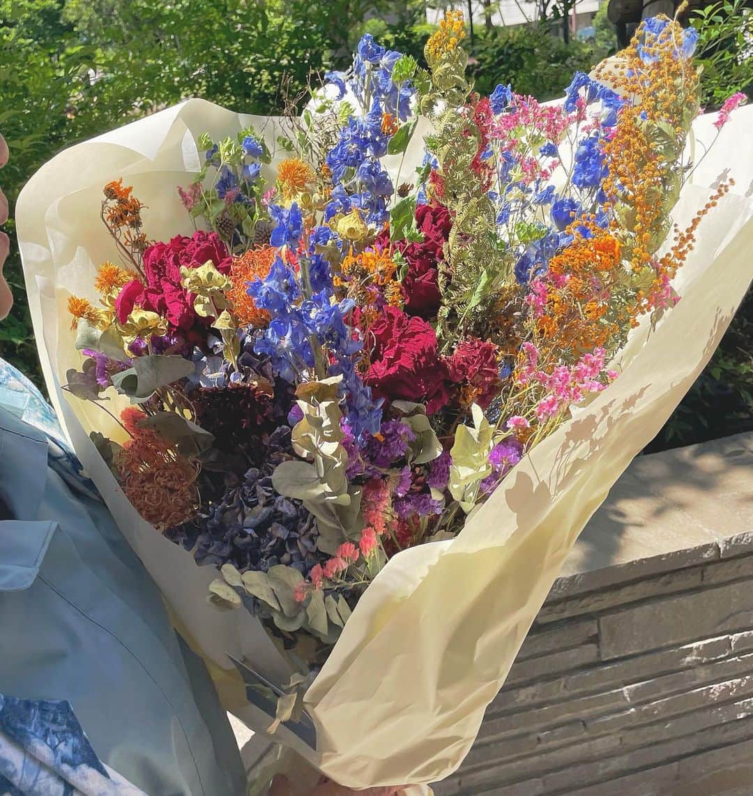 傳谷英里香さんのインスタグラム写真 - (傳谷英里香Instagram)「. 先日、おばあちゃんの誕生日会を💐 ⁡ ついこの前知ったこと。 今まで人から貰った生花をドライフラワーにして ずっと大切にしていたこと、 籠に詰められた沢山のお花を見て、 おばあちゃんの人生の一部を見れたようでした。 ⁡ なので、今回は自分で作るのは難しい種類の ドライフラワーを花束にして頂いてプレゼントに🎁」5月22日 22時52分 - erika_denya