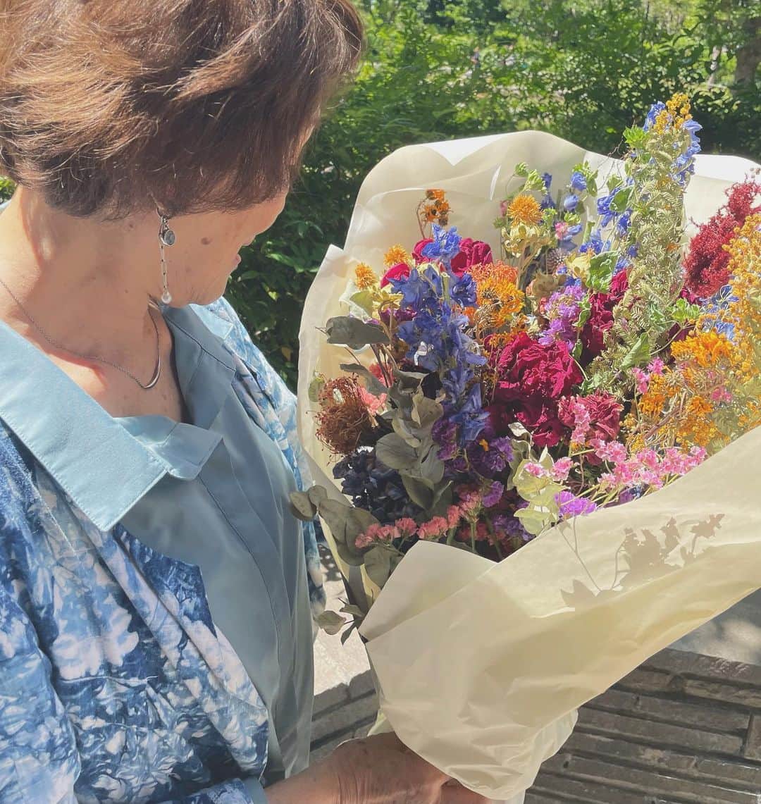傳谷英里香のインスタグラム：「. 先日、おばあちゃんの誕生日会を💐 ⁡ ついこの前知ったこと。 今まで人から貰った生花をドライフラワーにして ずっと大切にしていたこと、 籠に詰められた沢山のお花を見て、 おばあちゃんの人生の一部を見れたようでした。 ⁡ なので、今回は自分で作るのは難しい種類の ドライフラワーを花束にして頂いてプレゼントに🎁」