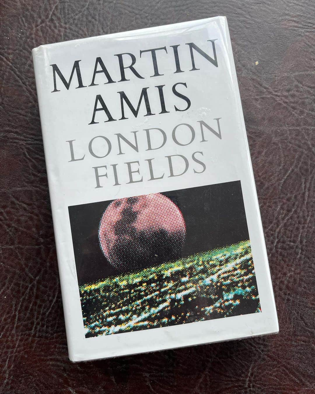 ジム・スタージェスのインスタグラム：「R.I.P - Martin Amis.  “I don’t want this to get out of control or I’ll be drowning in schmaltz, but it all starts to look very beautiful now that I know I’m not going to be around indefinitely. You know, the way that to a prisoner condemned to death, water tastes delicious, the air tastes sweet, a bread-and-butter sandwich makes tears spring to the eye.”   ‘People? People are chaotic quiddities living in one cave each. They pass the hours in amorous grudge and playback and thought experiment. At the campfire they put the usual fraction on exhibit, and listen to their own silent gibber about how they're feeling and how they're going down. We've been there.  Death helps. Death gives us something to do. Because it's a fulltime job looking the other way’.」