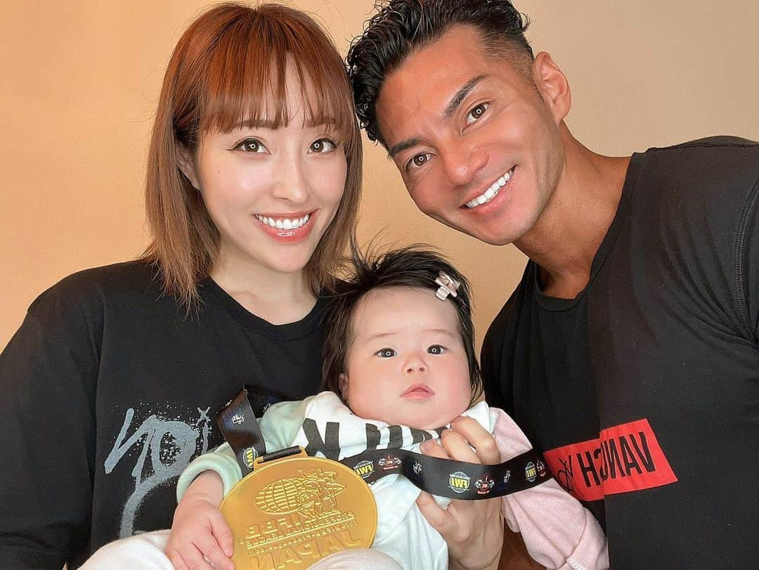 渋谷美穂さんのインスタグラム写真 - (渋谷美穂Instagram)「【結果報告】 5.21 EVOLGEAR HIDETADA YAMAGISHI, IRIS KYLE JAPAN CLASSICが開催され、 Men's PhysiqueクラスAにてハイレベルな戦いを制し、 由志が見事"優勝"しました😭🏆🔥✨ ⁡ オーバーオールこそ逃したものの、 私の今の率直な気持ちとしては、本当にかっこよくて、 嬉しくて、誇らしくて、とにかく感動した‼️ この感情で埋め尽くされています🥹🌈✨ ⁡ オリンピアジャッジ、オリンピアTV司会である Terrickがヘッドジャッジを務める中、 優勝という結果は、より一層凄さを感じます。 ⁡ 由志は大会前であっても生活の中心が"仕事"であることが ブレることはありませんでした。 トレーナー業だけでなく経営者としての仕事や、 例え大会の控室だろうとオンラインの返信をしていたり、 常にジムやお客様やスタッフのことを1番に考えている人です。  おそらく、由志にとってそれが周り回って 私や華叶のためなのだと思います👨‍👩‍👧 ⁡ 朝早く起きて有酸素前に洗濯を済ませてくれてたり 夜遅く帰ってきて寝ている華叶を眺めていたり 競技以上に家庭や仕事を大切にし、その上で 結果をしっかり残す姿は頼もしく優しい父、 そして本物のトップ選手の姿だと私は思います🕊️✨ ⁡ ⁡ ずっと近くで見ていたからこそ、 由志は日々分析と検証を繰り返し強い信念をもって 競技に取り組んでいたことを知っています。 ⁡ 私をここまで押し上げてくれたのは由志です。 これまで"渋谷美穂の旦那さん"と紹介されること がありましたが、その度私はずっと複雑な気持ちでした。 由志はそんな紹介をされるような実力じゃない‼️ そんなふうに呼ばないでくれ。と思っていました。 だからこそ、今回大観衆の前で "トップフィジーク選手岩城由志"ということが証明された 瞬間が嬉しくて嬉しくてたまらなかった。 ⁡ ⁡ そして、次は必ずオレンジ色のプロカードを 由志が獲得すると確信しています🔥 さらに、そのままプロショーで活躍する未来が 私の目にはハッキリと見えています☺️✨ ⁡ 由志に期待し注目してくださった方々 会場まで応援に駆けつけてくださった方々 応援や祝福メッセージを送ってくださった方々 本当にありがとうございました‼️🥹💓✨ 由志がたくさんの方から愛されていることが 私は本当に幸せです。 ⁡ これからも夫婦で力を合わせて頑張り、 夢を掴みますので応援よろしくお願いします🙏🏽 ⁡ #感謝#ありがとうございました #優勝#メンズフィジーク#フィジーク #コンテスト#ボディメイク#フィットネス #ifbbpro ⁡ ⁡」5月22日 22時56分 - miho_fitness