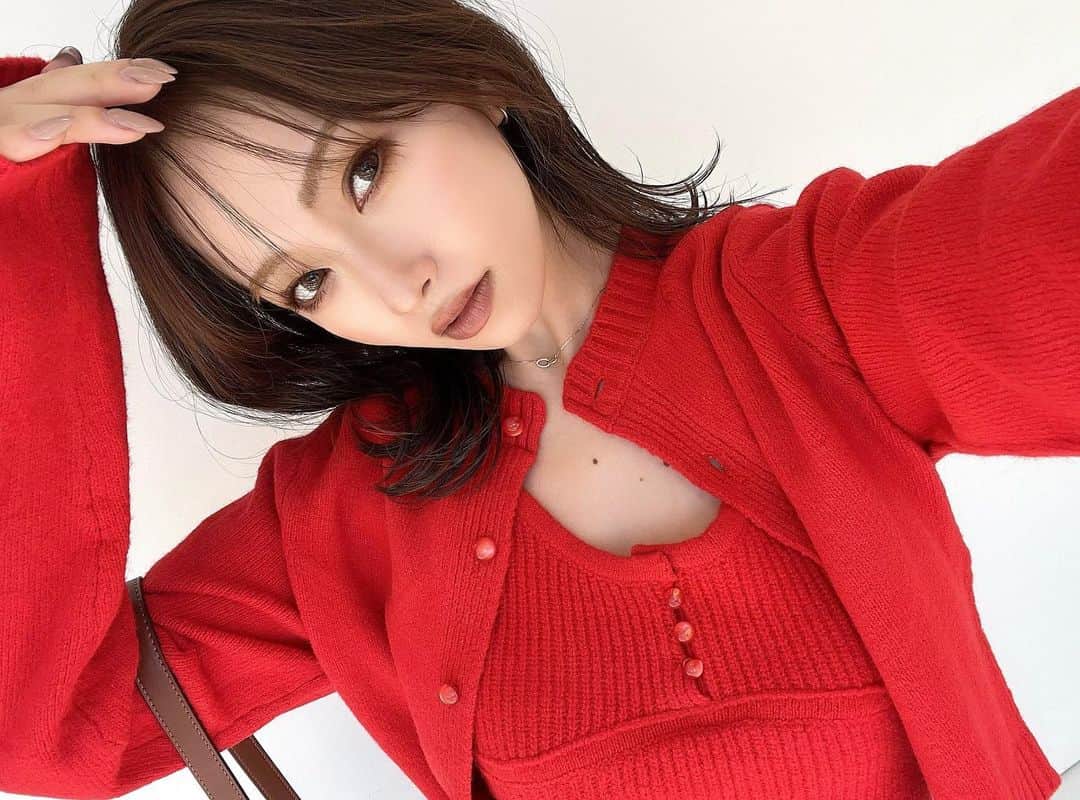木田絵里香のインスタグラム：「. この赤ニット狙ってるんだー📮❤️🍎🍓🌹 . #赤ニット#コーデ」