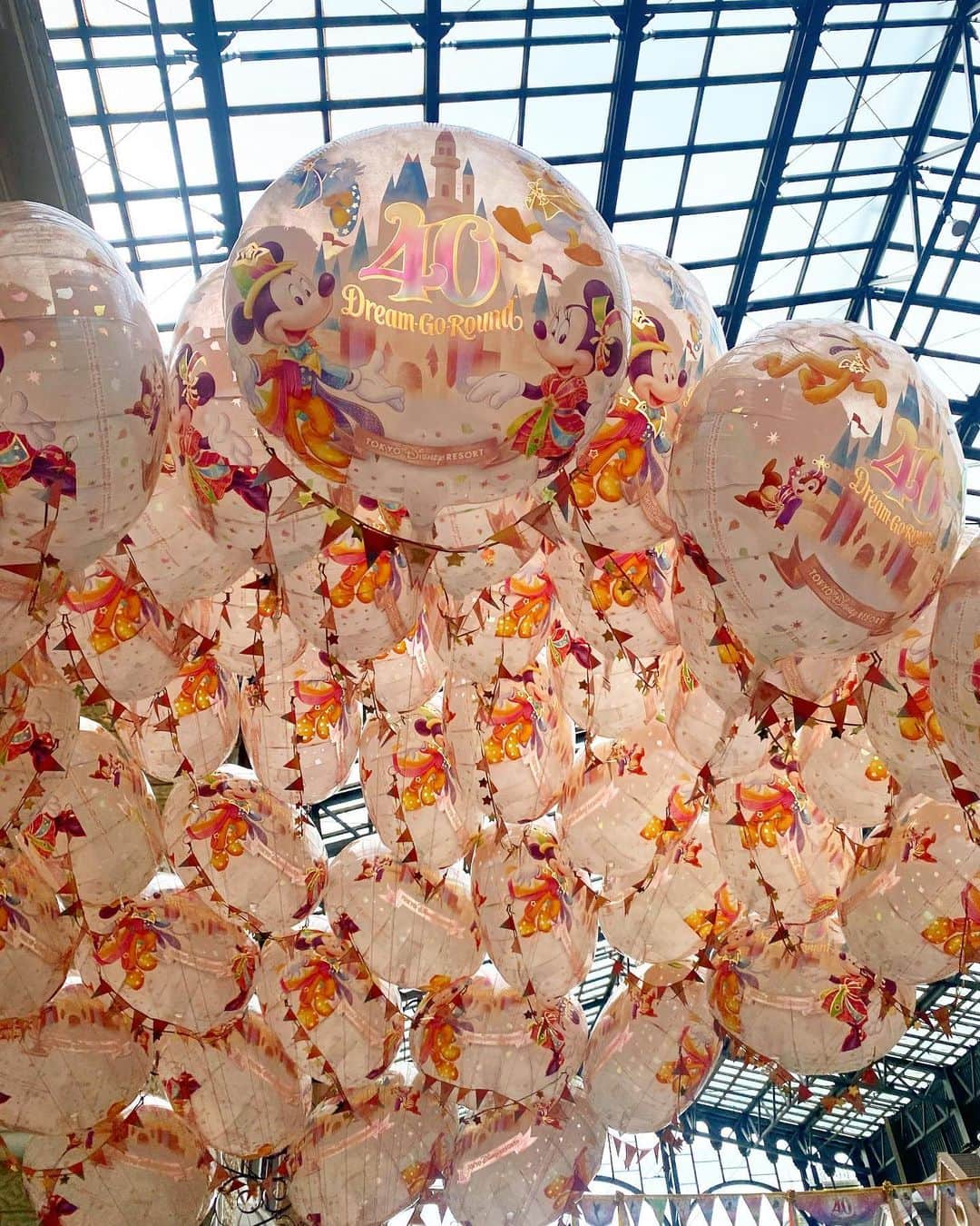 伊藤沙菜さんのインスタグラム写真 - (伊藤沙菜Instagram)「・ FMノースウェーブ【東京ディズニーリゾート®︎ presents  Dream-Go-Round】 が今日から放送になりました🥳　  開園４０周年を迎えた「東京ディズニーリゾート」ではアニバーサリーイベントが開催中です💖 今回のテーマは、「ドリームゴーラウンド」💘 ゲストやキャスト、ディズニーの仲間たちの色とりどりの夢がひとつに繋がり、みんなで一緒にお祝いする「特別な１年」となっています💘💖 　 今井麻椰ちゃん（ @maya_imai_124 ）と一緒にお祝いムード一色の東京ディズニーリゾートをご紹介しますので是非お聴きください🥰😍😘🎉  日程:5月22日（月）～5月25日（木） 時間:11:00〜11:10（10分間）」5月22日 22時59分 - 37room_official