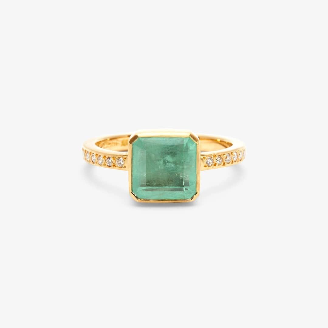 サトミ カワキタさんのインスタグラム写真 - (サトミ カワキタInstagram)「Part of our newest One-of-a-Kind collection, ER17 features a 2.35 carat emerald in a stunning shade of green. The minimal setting, emerald-cut stone, and surrounding diamonds create a striking effect.」5月22日 23時01分 - satomi_kawakita_jewelry