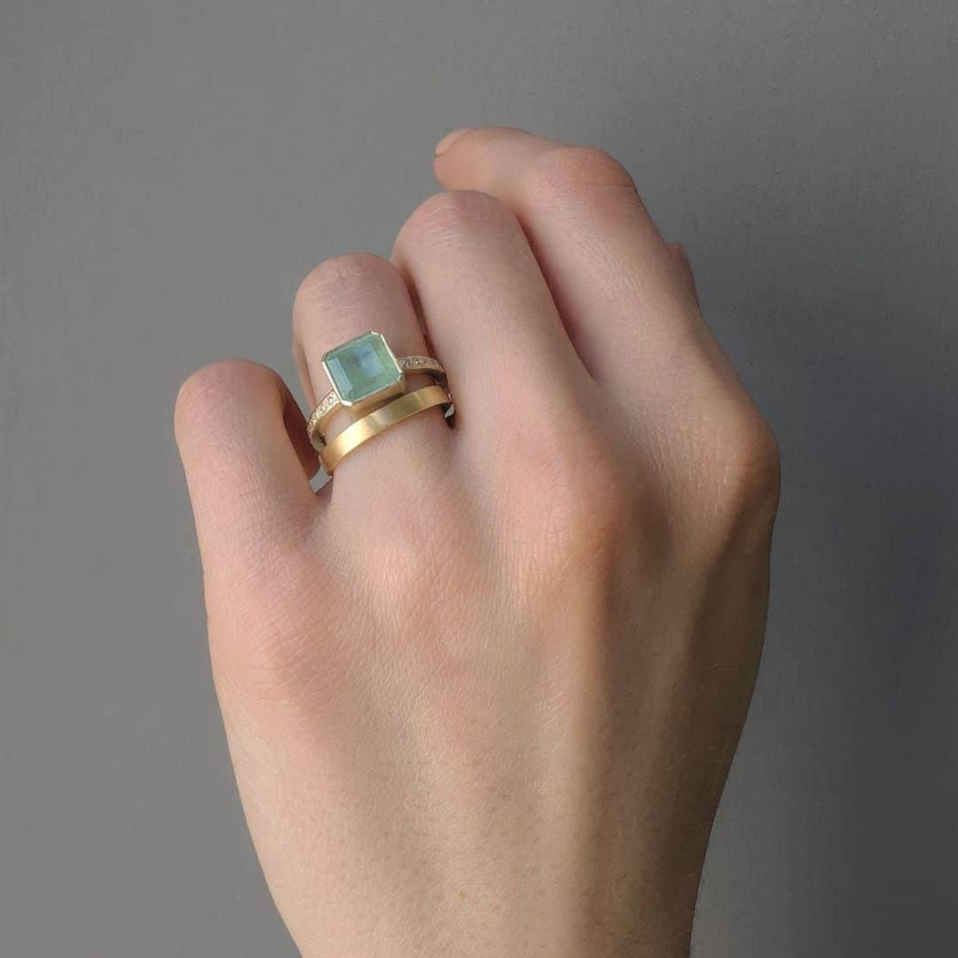 サトミ カワキタさんのインスタグラム写真 - (サトミ カワキタInstagram)「Part of our newest One-of-a-Kind collection, ER17 features a 2.35 carat emerald in a stunning shade of green. The minimal setting, emerald-cut stone, and surrounding diamonds create a striking effect.」5月22日 23時01分 - satomi_kawakita_jewelry