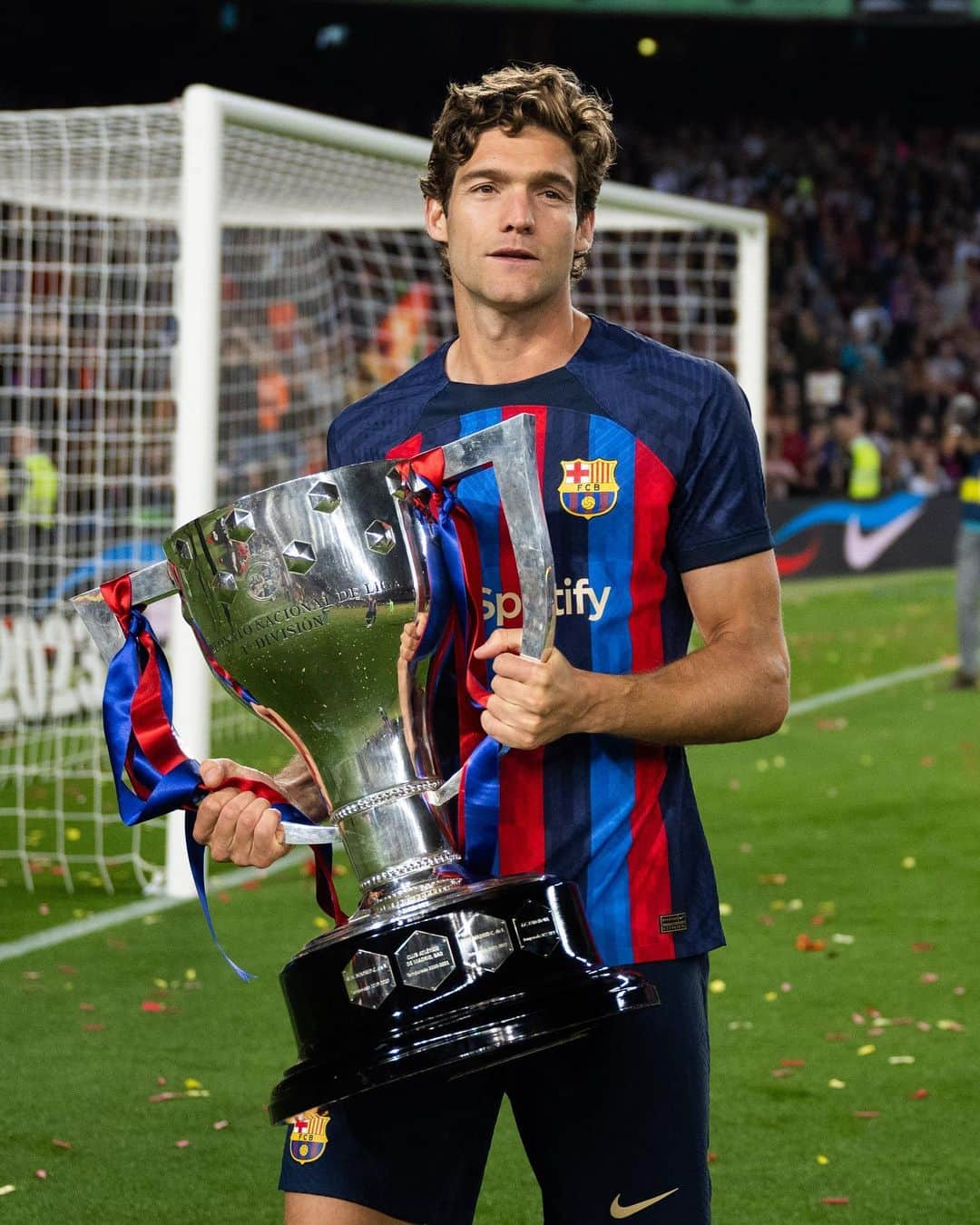 マルコス・アロンソ・メンドーサのインスタグラム：「La liga ya está en casa! ❤️💙 Gracias por el apoyo durante toda la temporada! Orgulloso de ser parte de este equipo. ForzaBarça!  #marcosalonso」