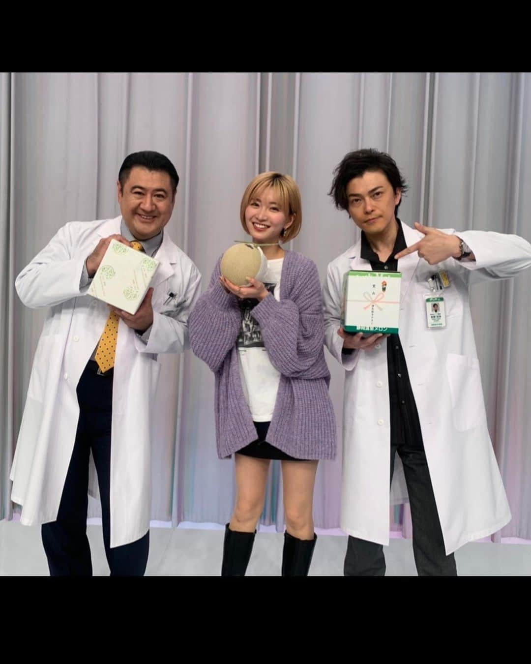 勝地涼さんのインスタグラム写真 - (勝地涼Instagram)「岡崎紗絵さんご観劇。 ドクホワメンバー🧑‍⚕️ ありがたし🍊 ケイジとケンジ、時々、くもり？雨？ ハイジ？ あ、ハンジね。 毎週観てるよ😊 忙しいのに来てくれてありがとう🙌 また共演できますように。 差し入れもありがとう。  @sae_okazaki」5月22日 23時01分 - ryo.katsuji.official