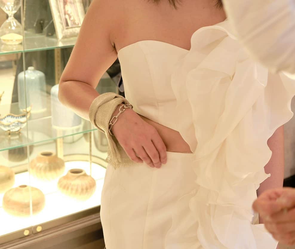 JUNOのインスタグラム：「.  豊かな長野の自然の中で育たれた弥佳さん。  飾らないご自身の言葉で 率直に考えをお話してくださる、　 等身大で愛に溢れたお人柄が印象的でした。  ご自身のボディパーツをさらにドラマティックに ありのままに引き立てるファッションが、 いつもとても魅力的。  そんな彼女がウェディングをイメージして デザインしたドレスは..?  Story 01.- 02. 公開中🕊  北原弥佳　　 リアルサイズモデル　 @mika_kitahara   プロフィールの🔗 またはJUNO公式WEBサイトより ぜひご覧ください。  #BeYourself_juno #あなたらしさを纏う日 #junowedding」