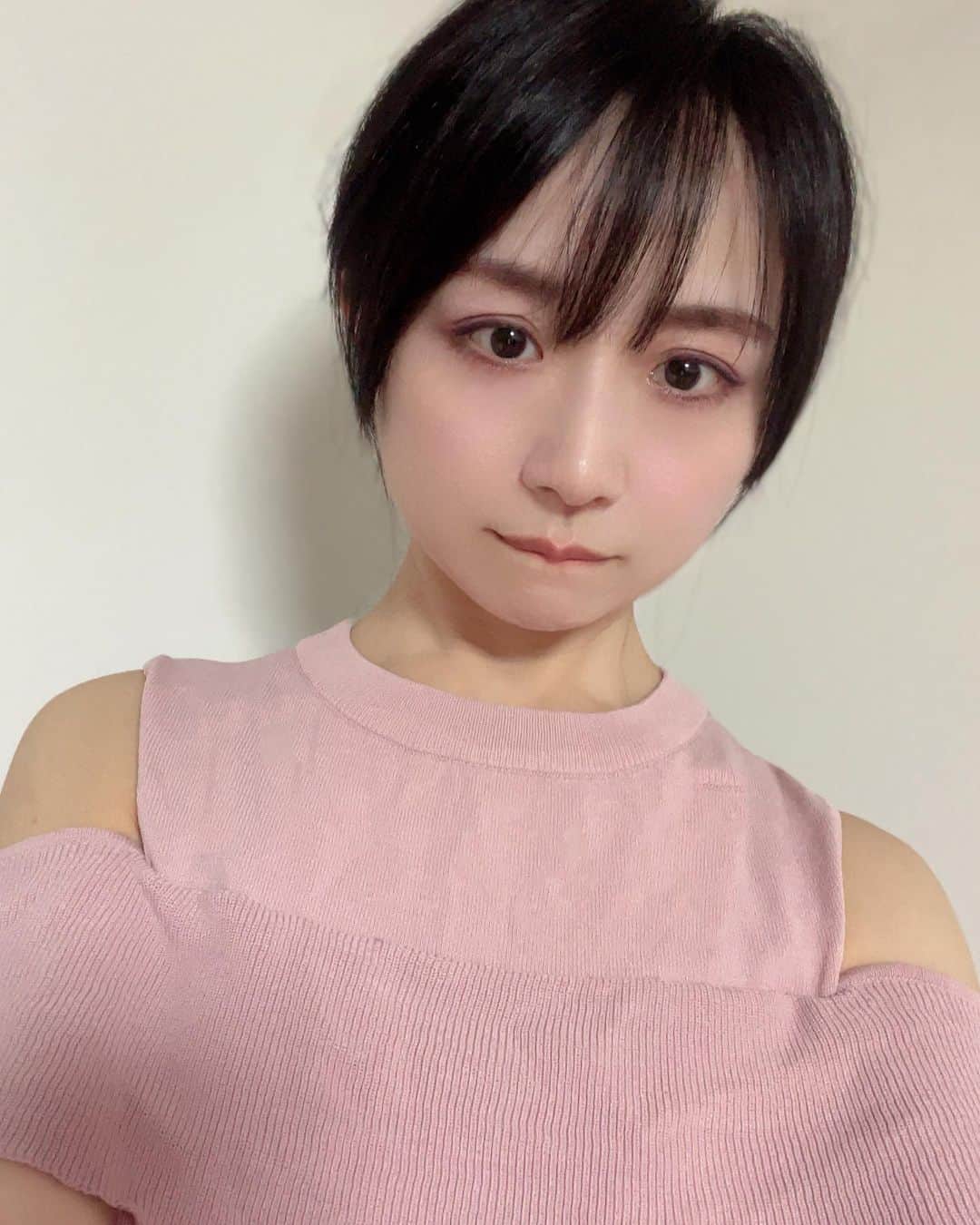 久保亜沙香さんのインスタグラム写真 - (久保亜沙香Instagram)「涼しいけど暑いような一日中むしむししててどうしようもない😶‍🌫️  最近こういうわけのわからない部分が空いてる服って多いですよね。 だけどこれは5年前に買った服🤭」5月22日 23時11分 - asaka_kubo