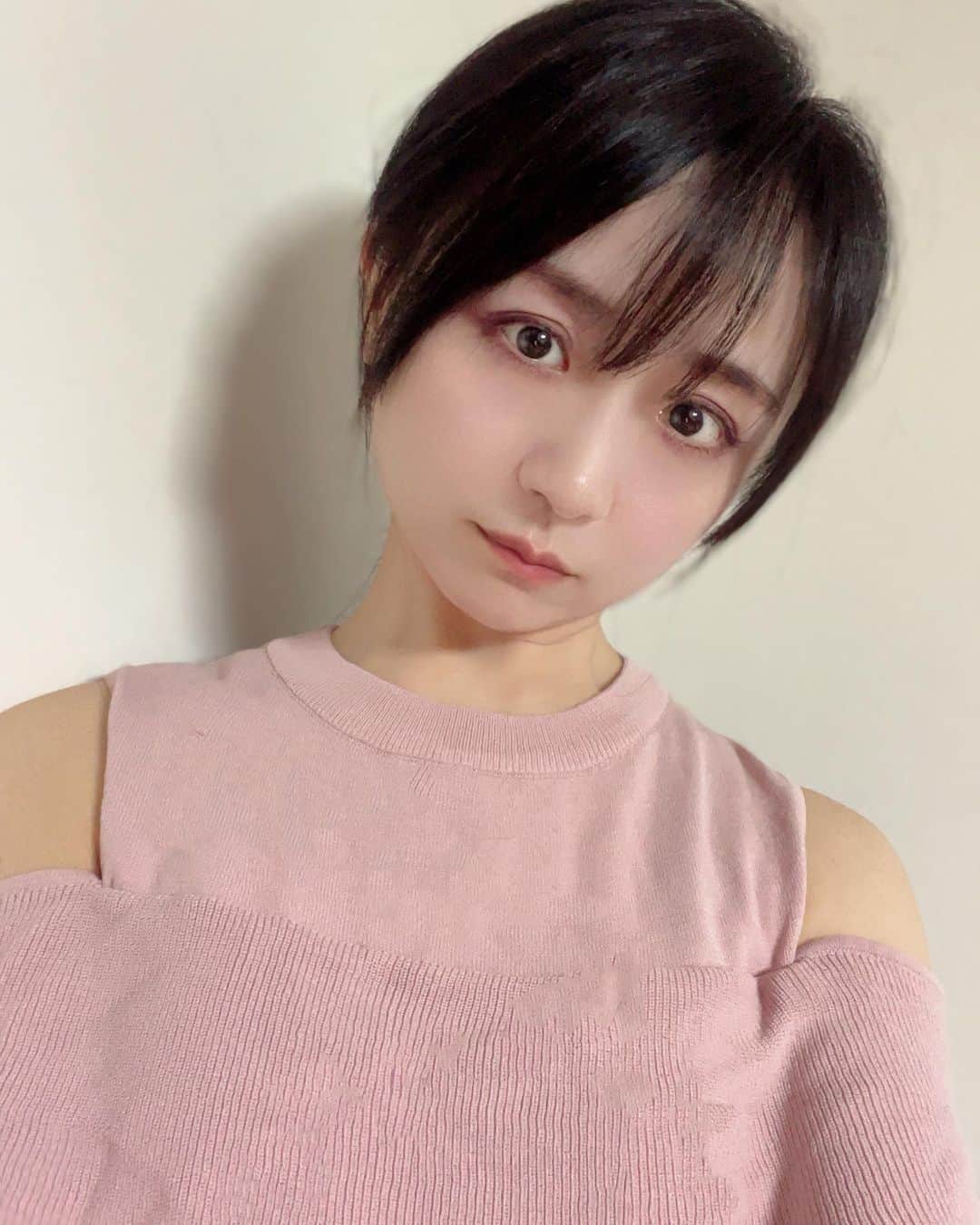 久保亜沙香のインスタグラム：「涼しいけど暑いような一日中むしむししててどうしようもない😶‍🌫️  最近こういうわけのわからない部分が空いてる服って多いですよね。 だけどこれは5年前に買った服🤭」