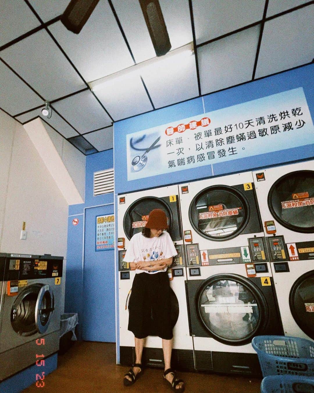 芦那すみれのインスタグラム：「遅れてきたGWという感じで、台北〜台南旅行へ✈️ 夜市の活気や、暑過ぎてうっかり手を伸ばしてしまう50m起きにある冬瓜茶のジューススタンド、街中のランドリーで洗濯乾燥を待ちながら原チャだらけの道路を眺める時間。 朝市場の牛骨湯、鳥をカゴなしに散歩させるおっちゃん、客の気配のない店先に椅子出してずっと座ってるだけのおっちゃんなど、見どころ満載でした。(おっちゃん率高め)  特に台南は初めてだったけど、湯立つような暑さの中歩き回る非日常感たら！  日常があるから旅が成立するわけで、旅はわたしにとって目的ではなく手段なのだけど。  本来人間が持っている、人間の生きていく力を思い起こさせてくれる時間が本当に好きだー。  旅って、趣味って言ってもいいのかな？🤔  #台南 #台湾 #台湾旅行✈️ #芦那すみれ」