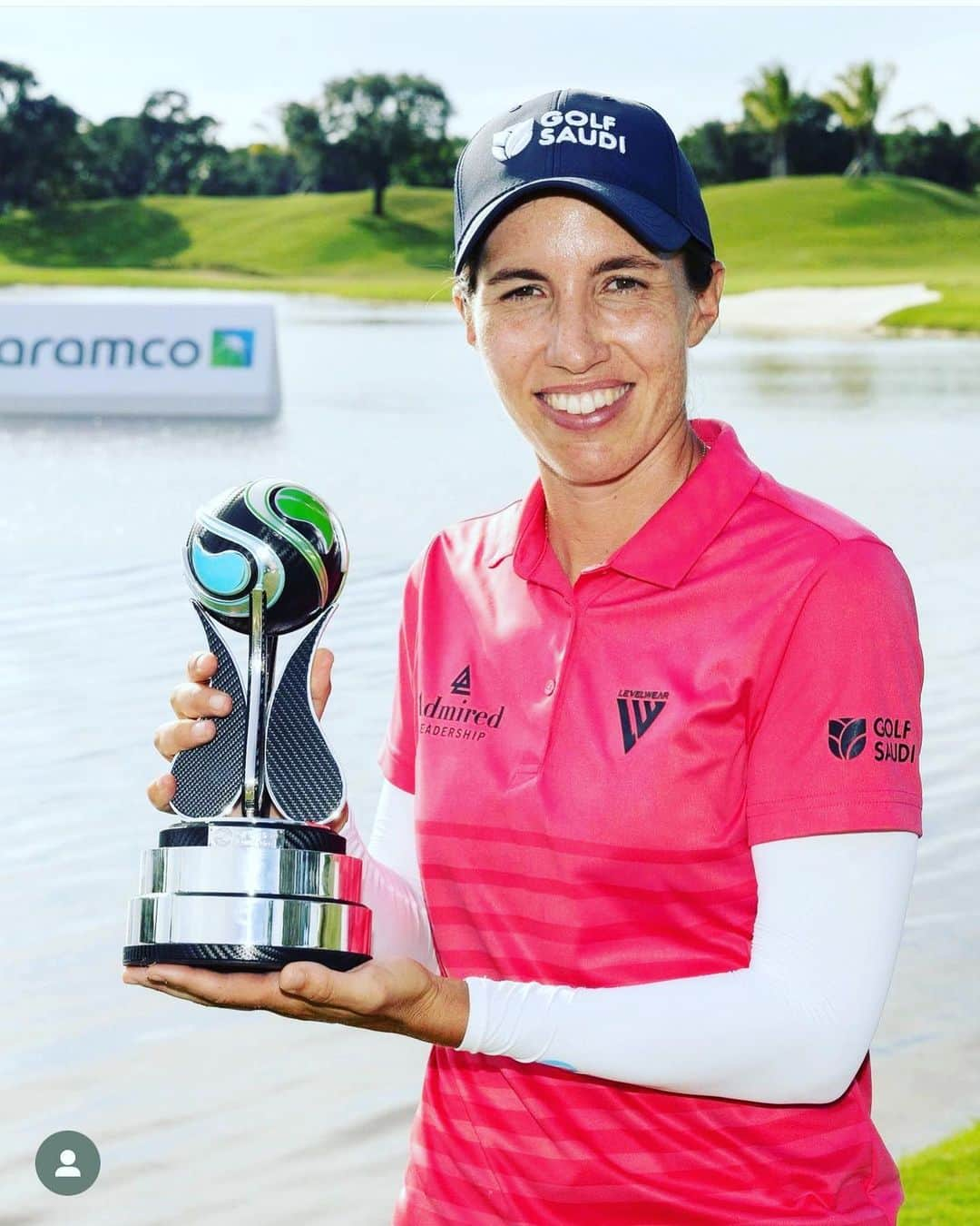 カルロタ・シガンダさんのインスタグラム写真 - (カルロタ・シガンダInstagram)「Bonita semana jugando en @trumpgolfpalmbeach ha sido un gran test de golf. Me gustaría dar las gracias a mis sponsors, en especial a @golf_saudi y @aramco_series por organizar un gran torneo y apoyar el golf femenino.   Siempre es especial ganar 🏆  y sobretodo muy agradecida a mi equipo y familia por todo el apoyo que recibo cada día 🙏 sin ellos no sería posible todo esto!   Vamos por mas 💪💪💪   What a great week playing @trumpgolfpalmbeach amazing golf course and a truly test of golf. Thank you to @golf_saudi and @aramco_series for supporting the @letgolf and putting a  great event for us. Always special to get the WIN 🏆   Thank you to my team and family for pushing me and supporting me every day 💪🙏💪🙏」5月22日 23時04分 - carlotagolf